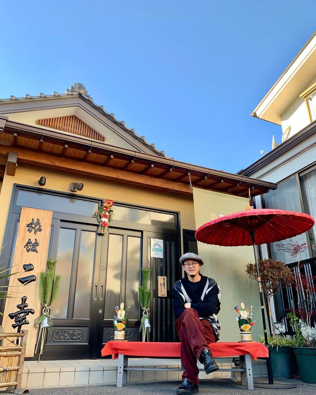 GooFのインスタグラム：「謹賀新年  明けましておめでとうございます🌅  昨年はアンリアレイジのグループ会社である株式会社AZを立ち上げ、僕の人生においても大きな転機を迎えました。  右も左も分からない中、仲間に助けられ、沢山の方に支えられ、コロナの厳しい情勢の中スタートする事が出来ました。  立ち止まる事を余儀なくされたこの時期でも、クリエイションは死ぬどころか、凄いスピードで順応し新たな価値を生み出しています。  そんな瞬間を一つずつ生み出し、少しでも明るくワクワクする世の中になるよう尽力していきます。  AZとして今年控えている大きな発表の準備をしているので、またお知らせしますね。  まだまだ厳しいコロナ情勢が続きますが、思いやりを持ってみんなで乗り越えましょう。  本年もどうぞよろしくお願いします。  #2021 #元旦  #旅館ニ幸 #実家 #武蔵小金井  #小金井市」