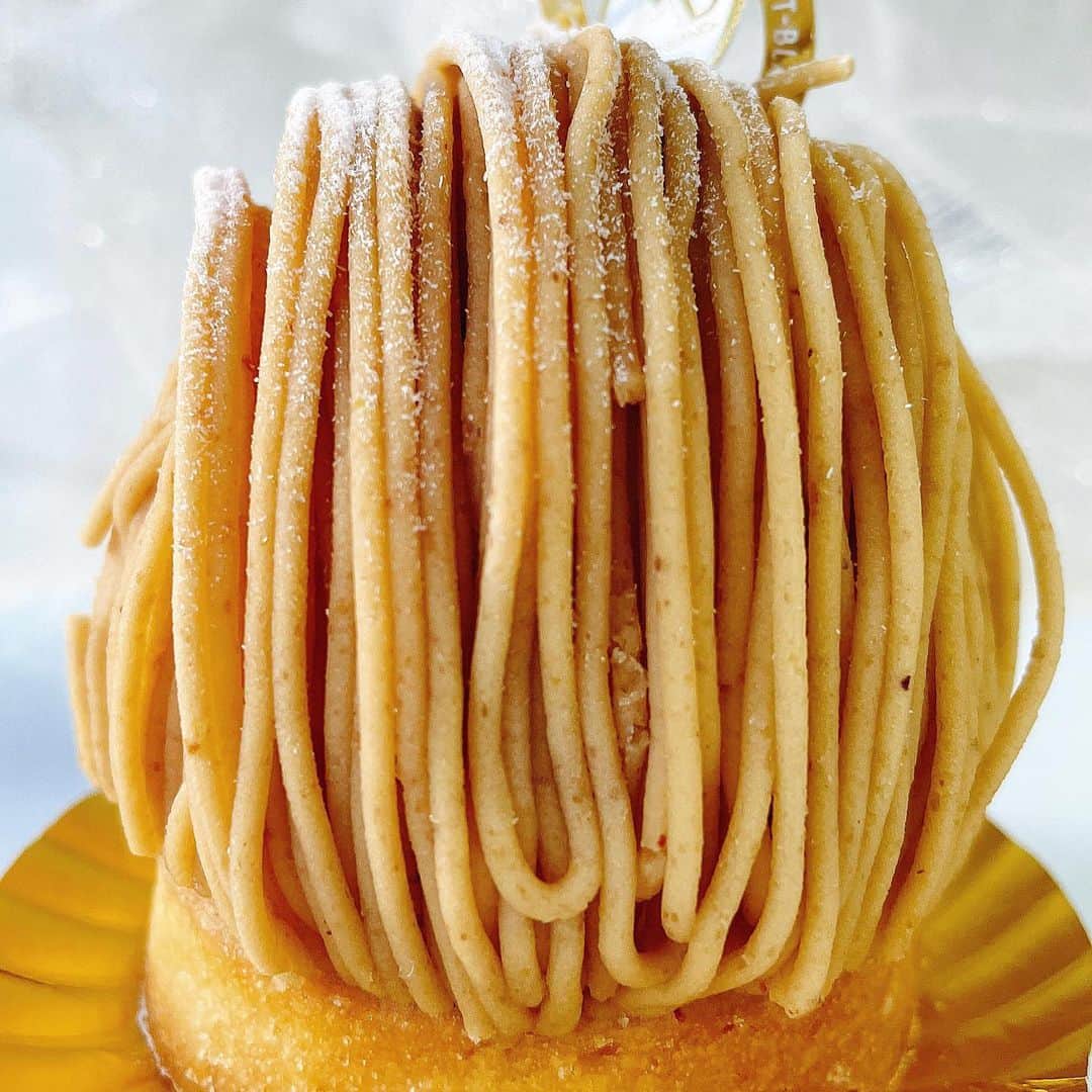 のインスタグラム：「自由が丘「モンブラン」さんの利平栗タルトでございます〜 @mont_blanc_jiyugaoka   おうちスイーツにおすすめ♡ 熊本県産の利平栗クリームがふんだんに絞られています。  中は生クリームとココアスポンジのハーモニー♡  季節限定なので、通常モンブランと合わせて食べ比べでーす♡  モンブランでおうちスイーツ時間を おいしく楽しく♡  #おうちスイーツ #モンブランの世界#栗#和栗#栗スイーツ#モンブラン#里井真由美#里井ワグリーナ真由美#ワグリーナ#ワグリーナ真由美#japan#アフタヌーンティー#零食#さといいね#스위트#ありが糖運動#まゆログ#甜食#着物#フードジャーナリスト里井真由美#断面モンブラン#kimono#kimonostyle」