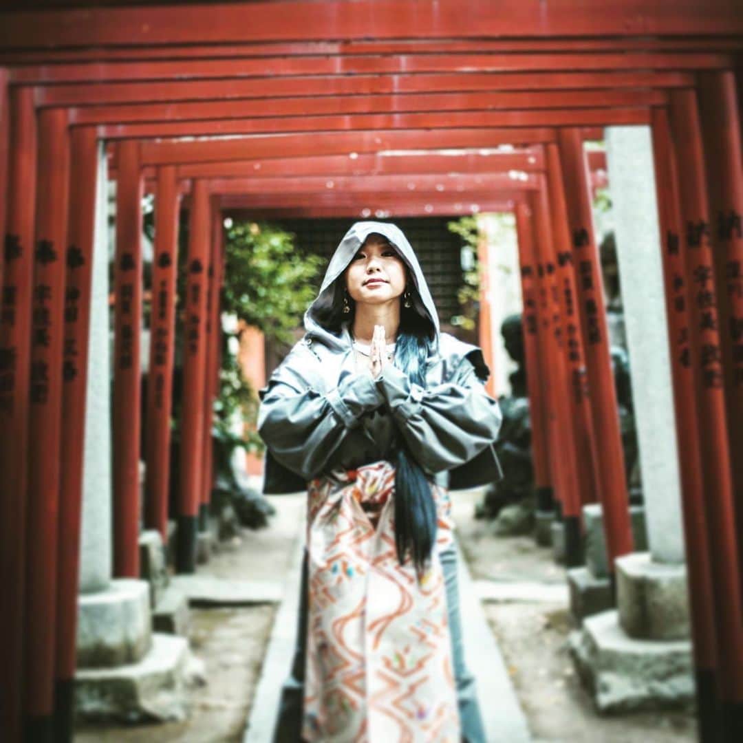 COMA-CHIのインスタグラム：「a happy new year2021⛩🌅✨ 新年あけましておめでとうございます！！ 昨年は世界中が混沌とし、それぞれが自分自身と向き合う事を余儀なくされた大きな年でしたが そんな中でも一緒に手を取り合い進んでくれた皆さま、 応援して下さった皆さまに心から感謝致します🙏✨  今年は新しいスタートの気持ちで、世界中が笑顔に包まれる最高の年になるよう祈りつつ、 日々エネルギー上げて参ります🔥  本年も宜しくお願い致します🎍✨🐉  photo by @kogatsuneo styling by @melodijah」