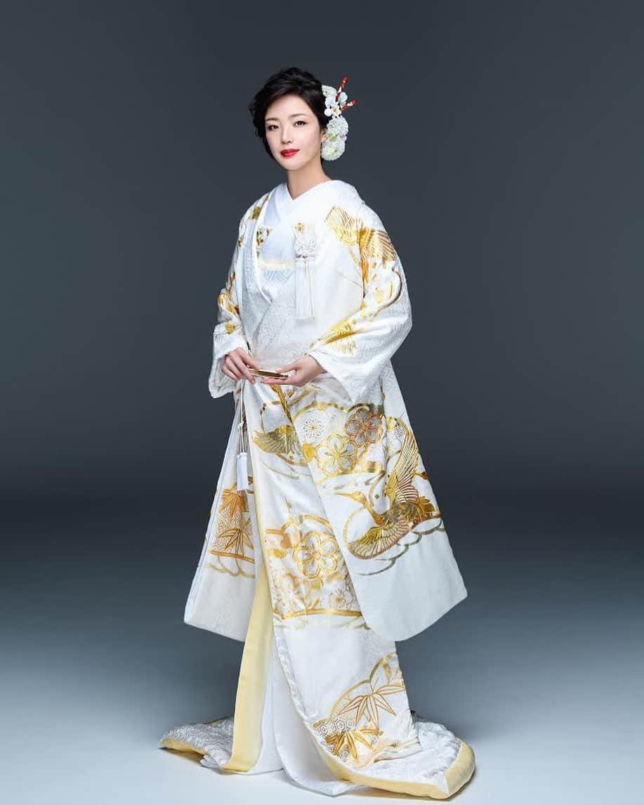 NOVARESE Dress Officialさんのインスタグラム写真 - (NOVARESE Dress OfficialInstagram)「純白の生地に伝統的な松竹梅の模様を金の世界で作り上げた日本らしい品格ある一着です 永遠性を意味する松に、鶴や梅、竹、打ち出の小槌や宝袋などを揃えた宝尽くしのおめでたい模様の世界が広がる白の打掛です  新年は、1月4日からの営業となります 本年もどうぞよろしくお願いいたします  #ノバレーゼウエディング #ノバレーゼドレス #ノバレーゼ #プレ花嫁 #花嫁 #結婚式 #色打掛 #novaresewedding #novarese」1月2日 16時05分 - novaresewedding