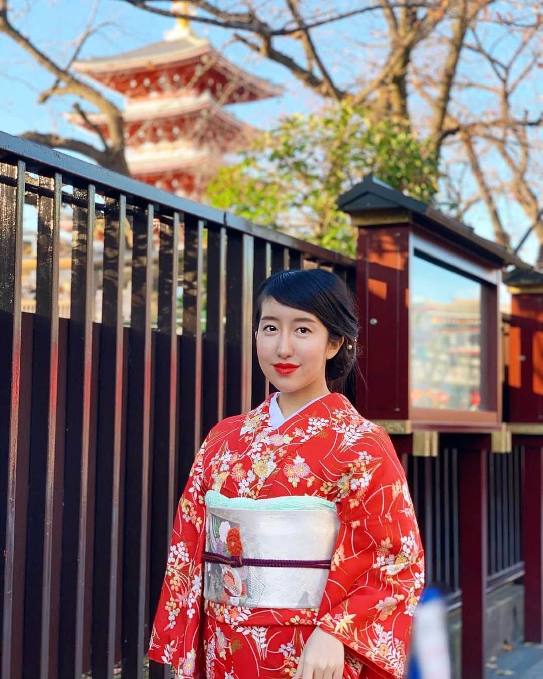 井上茉倫（月神まりな）さんのインスタグラム写真 - (井上茉倫（月神まりな）Instagram)「三箇日ゆっくり過ごせてますか？🍶🌄 元旦は 家族で行動して 今日は昼まで寝ていたらみんなにおいてかれるという毎年の流れで😹 石油ストーブの前でアイス食べてお留守番してます笑🥱🍨🧶」1月2日 16時10分 - inoue_marin