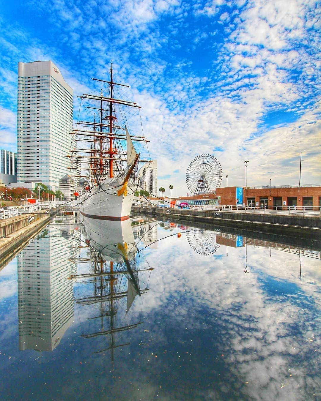 東京カメラ部 横浜分室さんのインスタグラム写真 - (東京カメラ部 横浜分室Instagram)「Photo by @yokoo2104 「日本丸メモリアルパーク」 https://www.instagram.com/p/CHnETYFpXvz/ . いいね！＆コメント大歓迎！ ※投稿に関するご注意・ポリシーは東京カメラ部に準じます。詳しくは下記をご覧ください。 https://fb.minpos.com/fb/willvii/camera_jpn/static/guideline . #みなとみらい線フォト散歩 #みなとみらい線フォトさんぽ #みなとみらい線 #横浜 #新高島 #みなとみらい #馬車道 #日本大通り #元町中華街 #yokohama #東京カメラ部 #Japan #photo #写真 #日本 Follow: @TCC.Yokohama . ※皆様、政府、自治体など公的機関の指示に従った行動をお願いします。 東京カメラ部および分室では、写真を「見る楽しみ」を提供することを通して、微力ながら皆様にわずかな時間でも癒しをお届けしたいと思っております。」1月2日 16時10分 - tcc.yokohama