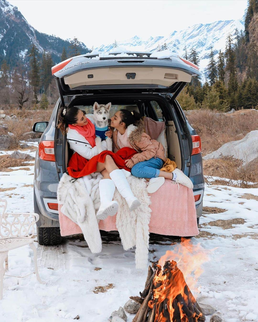 Aakriti Ranaさんのインスタグラム写真 - (Aakriti RanaInstagram)「This is what my New Year’s Eve looked like! Drove to a beautiful place in the snow covered mountains, built a campfire, had some yummy hot chocolate and shared old memories with family. After which we watched a movie together and slept early. What did you guys do? 🤍  #aakritirana #2021 #newyear #newyearseve #camping #campfire #snow #mountains #wanderlust #traveller #travelblogger #family #manali #himachal」1月2日 16時25分 - aakritiranaofficial