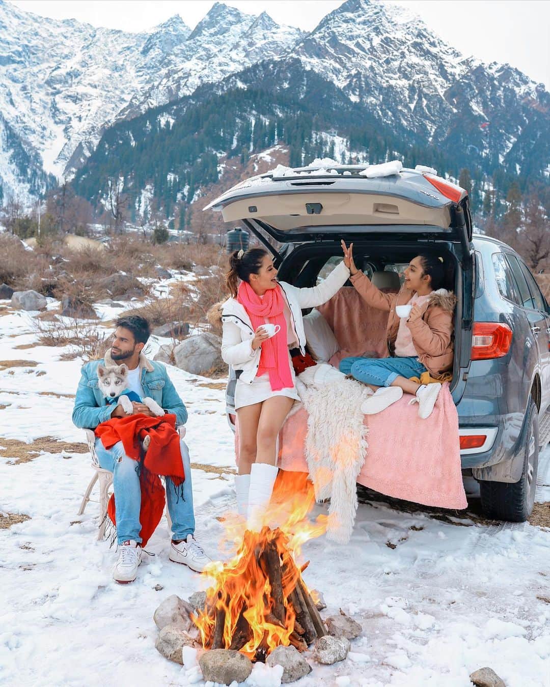 Aakriti Ranaさんのインスタグラム写真 - (Aakriti RanaInstagram)「This is what my New Year’s Eve looked like! Drove to a beautiful place in the snow covered mountains, built a campfire, had some yummy hot chocolate and shared old memories with family. After which we watched a movie together and slept early. What did you guys do? 🤍  #aakritirana #2021 #newyear #newyearseve #camping #campfire #snow #mountains #wanderlust #traveller #travelblogger #family #manali #himachal」1月2日 16時25分 - aakritiranaofficial