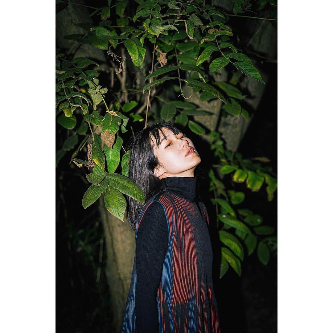 兎丸愛美のインスタグラム：「あけましておめでとうございます。お笑い番組を観ながら年越しをして、元旦は多摩川をおさんぽしておうちでカニ食べて、夜は近所のお友達の家でトランプをしました。昨年はインフルエンザと溶連菌で2週間くらい死にかけていたので、健康でいるとこはほんとうにすばらしいなと、しあわせを噛みしめています。今年は心も身体も健康でありたいです。みなさまもどうかおげんきでいてください。今年もよろしくお願いいたします🍊」