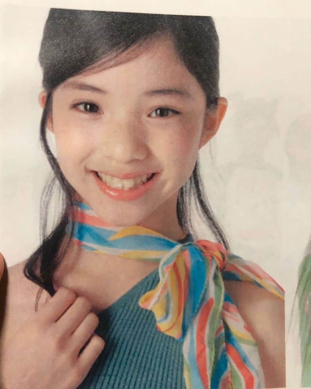 仮谷せいらのインスタグラム：「新年あけましておめでとうございます🎍  皆様にとって、笑顔いっぱいの 素敵な年になりますように💓  早くたっっっくさんの皆様に ライブで会えますように🥺  今年もよろしくお願いいたします🍶✨  今年はどこも行かずずっとお家にいるので お着物も着れなかったし、、、 @yuka__yamauchi  から急に送られてきた 小6の時の宣材写真をどうぞ😂笑」