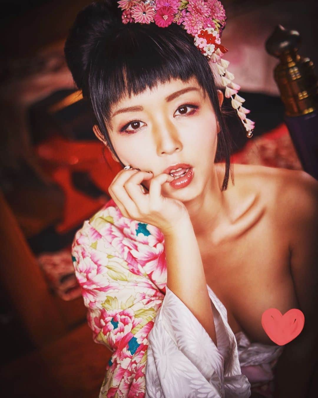 のインスタグラム：「Happy New year Wish you a happy and safe 2021.  🥰明けましておめでとう🎍⛩ございます。大変なニュースだらけの世の中ですが、小さなエロと笑い、そして癒しを皆さまと共有出来る様に頑張ります！  #maricahase  #penthousepet  #geisha  #2021   😘😘😘」