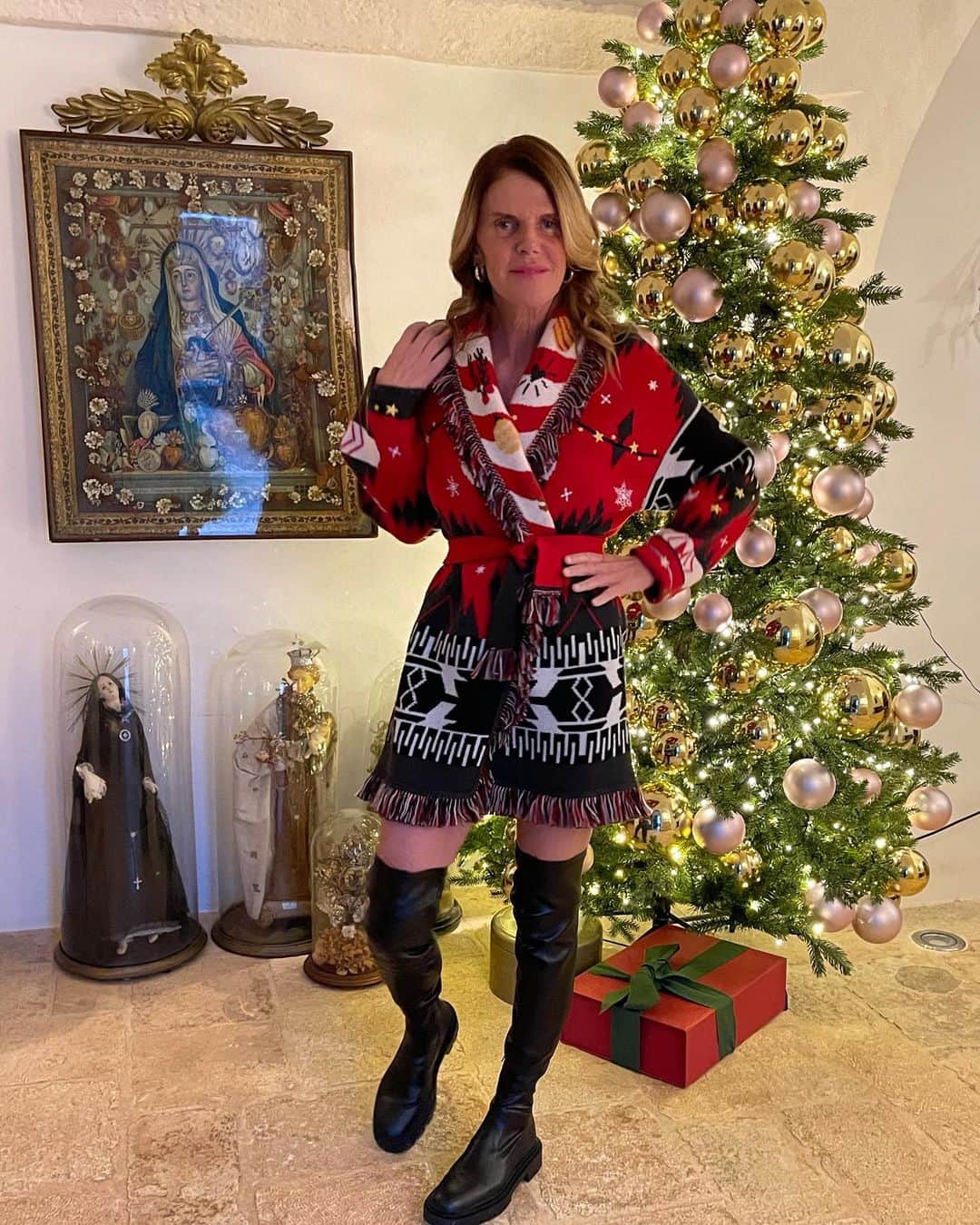 アンナ・デッロ・ルッソのインスタグラム：「January 2nd 2021 Irina and I ❤️❤️❤️ @alanui Xmas capsule by @carlottaoddi 🎅🏻🎄❣️」