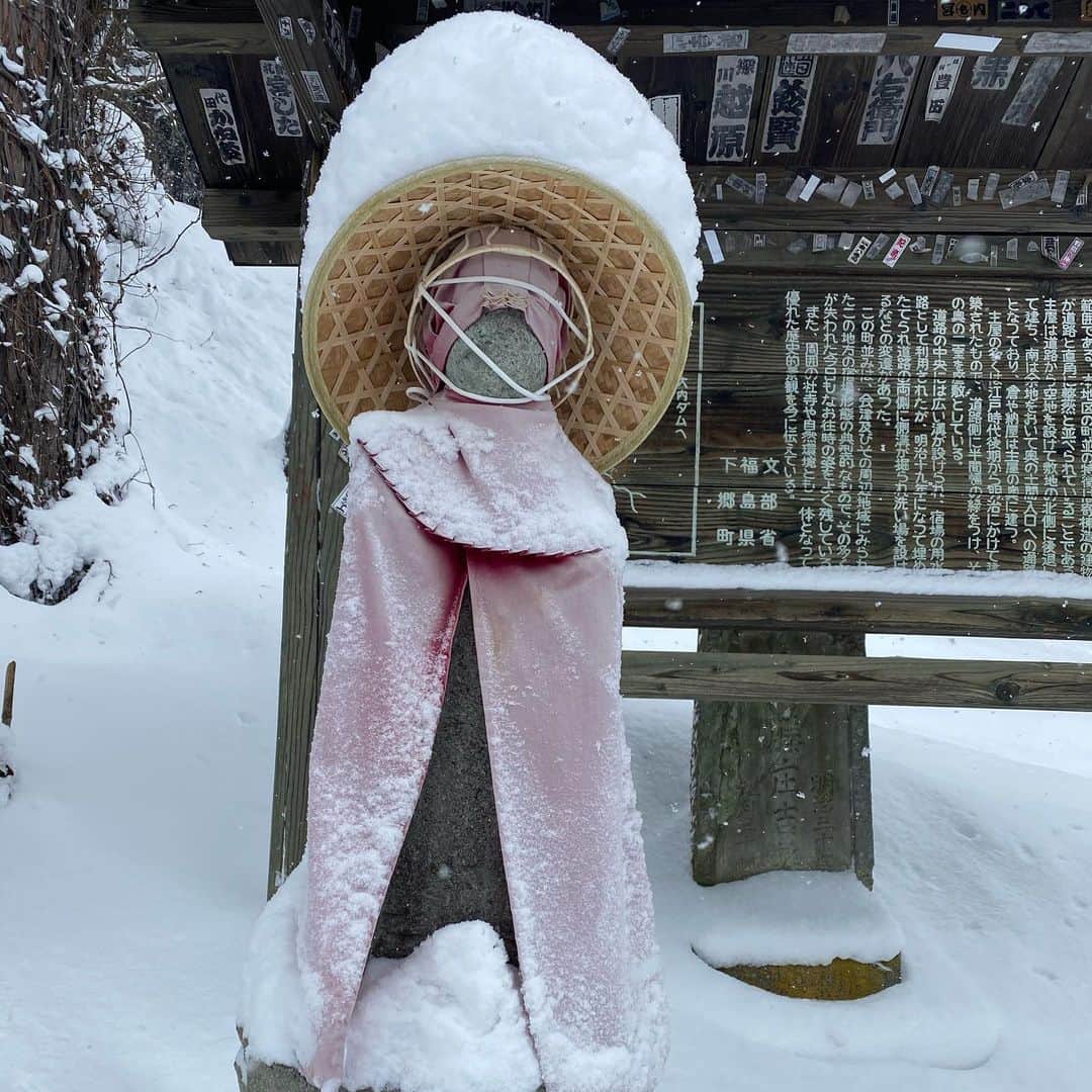 猫ひろしさんのインスタグラム写真 - (猫ひろしInstagram)「御地蔵さんの頭の上の雪が重そうだったので、雪を払いました。  密かに何か良い事あるんじゃないかと思っているんだけど、今のところ、ただ手が冷たいだけでした。  #猫に恩返し #やましい心は良くない」1月2日 16時37分 - cat_hiroshi
