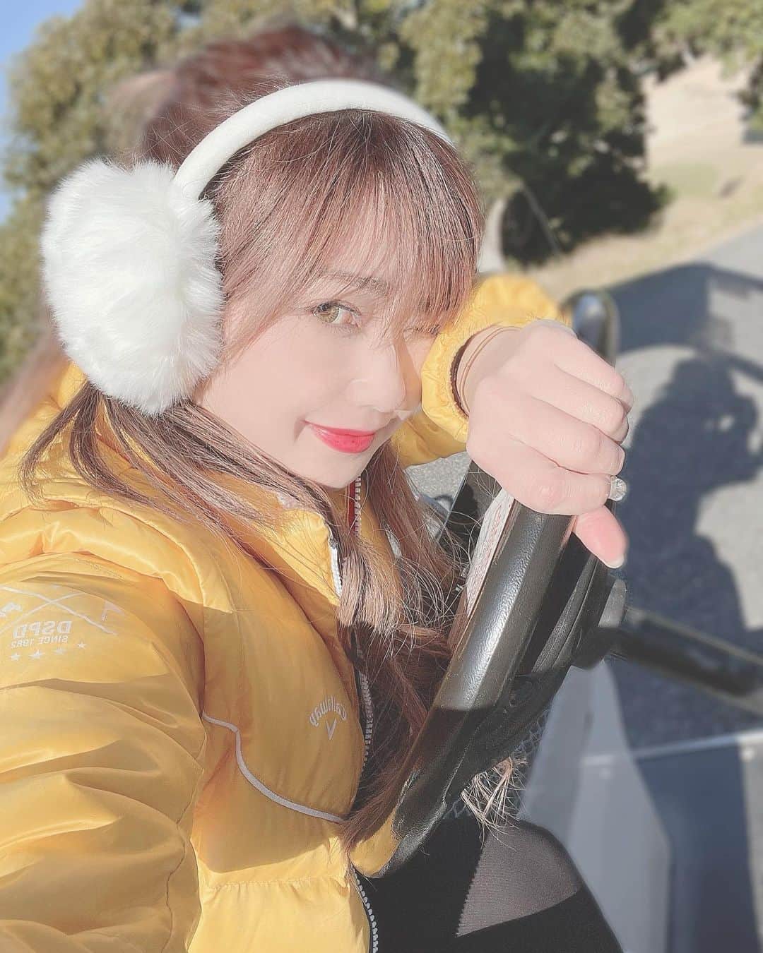 のインスタグラム：「あけましておめでとうございます🎍 2020年は、本当にお世話になりました。  いろんなことがあり、 大変な1年で辛いこともいっぱいあったけど、みんなのおかげで いっぱい助けられたし 無事に1年過ごすことができました。 本当に感謝の1年です。  今年は、絶対いい年にするし いい年になるとしか思えない😜💕  どうぞ今年もよろしく お願いします❤️❤️  2021年初ゴルフ⛳️🏌️‍♀️ 49.48トータル97 最高の出だしだ❤️❤️  #2021#あけましておめでとうございます #今年もよろしくお願いします  #初打ち#初ゴルフ#ゴルフ女子 #ゴルフウェア#千葉#100切り #いい天気#気持ちいい#最高」