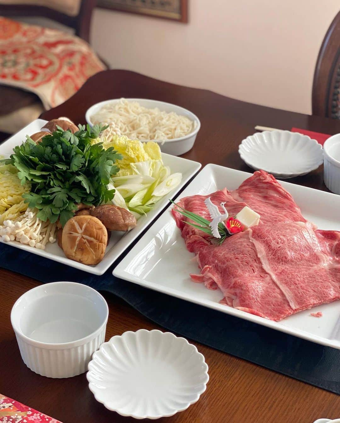 伊藤春香さんのインスタグラム写真 - (伊藤春香Instagram)「お正月の恒例行事。﻿ 実家ですき焼き。﻿ ﻿ 母が関西人なので、﻿ 関西風の甘いすき焼きです☺️﻿ ﻿ 楽天で買ったお肉を2種類﻿ 食べ比べしたんだけど、﻿ どっちも美味しかった。﻿ ﻿ #のんびりなお正月 #実家 #すき焼き﻿ #お正月2021」1月2日 16時39分 - ha_chu