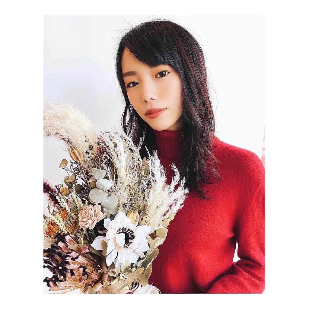 波妃美咲のインスタグラム：「💐❤️  #ドライフラワー #ニット #撮影 #アイドル #モデル #2021年 #幸せでありますように」