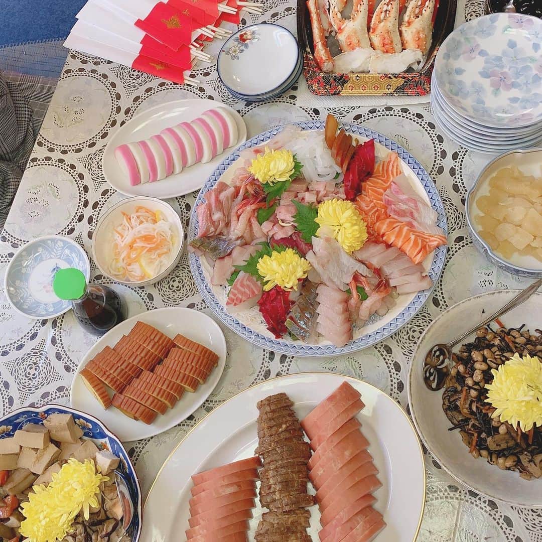星野愛美さんのインスタグラム写真 - (星野愛美Instagram)「おせち料理 🤤♥️ ・ ・ 今年は、今までで1番豪華 ❕🤍 じぃじとばぁばとえまりんの祖母こまちゃんの料理 😋 #シブサン #2枚目からがおせち料理 #あけましておめでとう」1月2日 16時47分 - aimi._.nn08