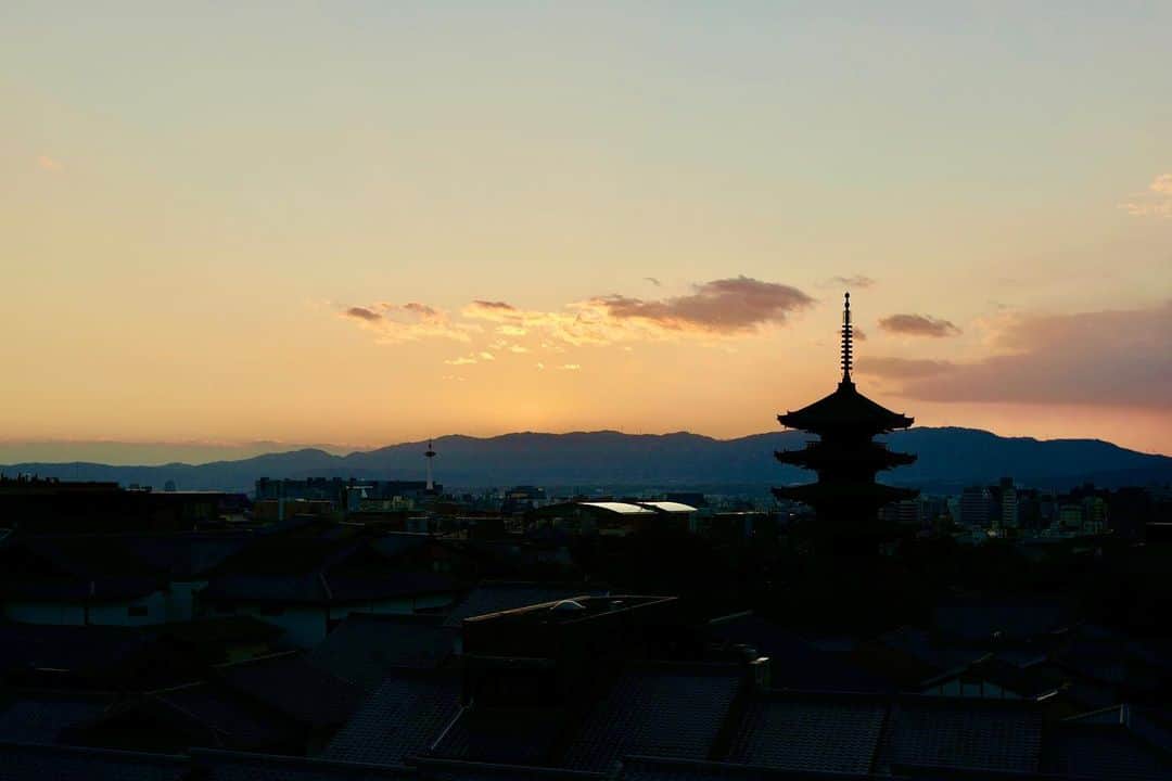 吉田拓巳のインスタグラム：「新年明けましておめでとうございます！ 仕事がなく、こんなゆっくり過ごす正月はいつぶりだろうという感じですが、これはこれで良い感じ。 本年も皆さん宜しくお願い致します！  最近毎週、京都に来てる気がする。笑」