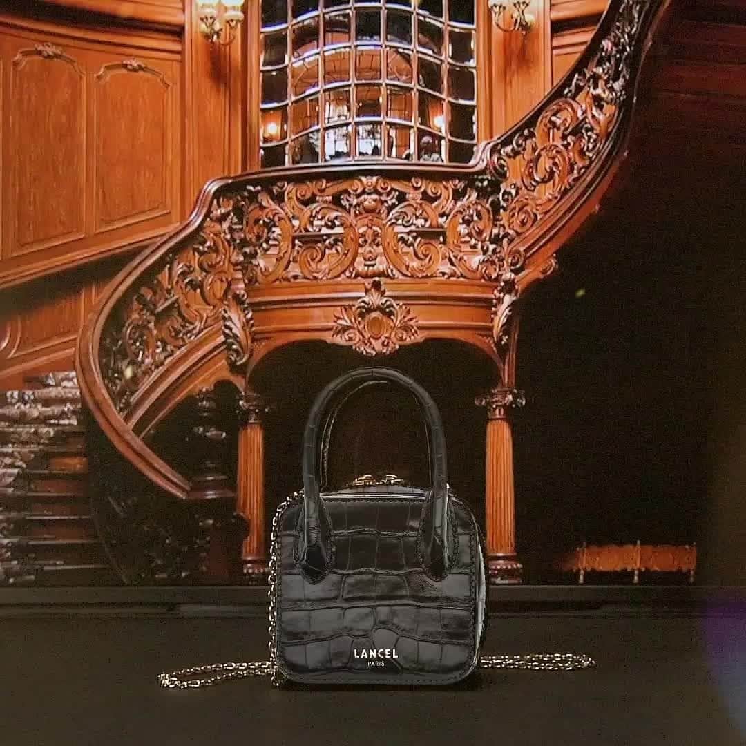 ランセルのインスタグラム：「Commencez l’année en beauté, où que vous soyez Mini Alice – Cuir façon croco brillant – Noir Start the year in style, wherever you are Mini Alice – Shiny croco style leather – Black #AliceByLancel #Lancel」