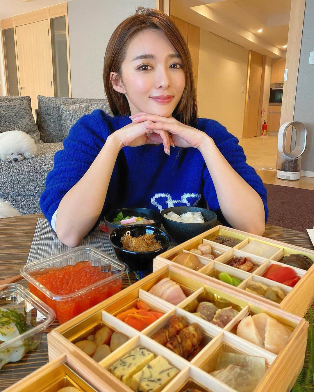 濱野りれさんのインスタグラム写真 - (濱野りれInstagram)「With the 'osechi' before eating✨ How spend your holiday??  I tend to get fat by eating and sleeping every this season. But!! not this year🔥 I'm swamped with unfamiliar video shooting. Good for my body keeping😘  まだ食べる前のお節とパシャリ😍 毎年作ってたらお雑煮のスキルが上がってきた😎✨ お正月は毎年寝正月でぷくぷくするんだけど今年は動画初めていつもよりドタバタしてるよ🏃‍♂️笑 みんなはどんなお正月を過ごしてますか？☺️ . . #osechi #myholiday #holiday #holidayseason #happynewyear #newyear #2021 #お節 #お雑煮 #お正月」1月2日 16時55分 - riregram