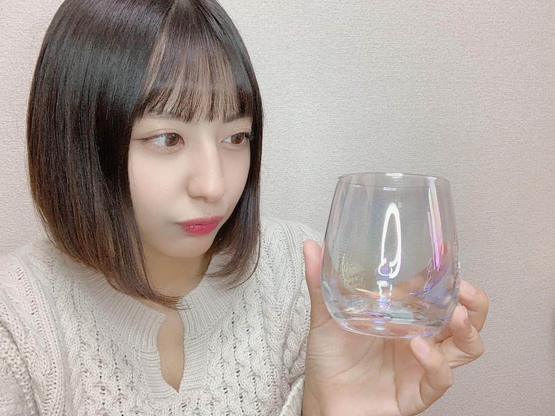 河合くるみのインスタグラム：「・ ・ オーロラグラス🍹 可愛かったからペアで買ったよ🥂❤︎ ・ ・ きらきらが不思議でかわいい🦄 ・ ・ おしゃれな部屋に近づいた💎 ステイホーム充実💭 ・ ・ #オーロラグラス #3coins #3coins購入品 #オーロラ #グラス #きらきら #スリーコインズ #お正月 #stayhome #followme #newpost #aurora #glass #kawaii」