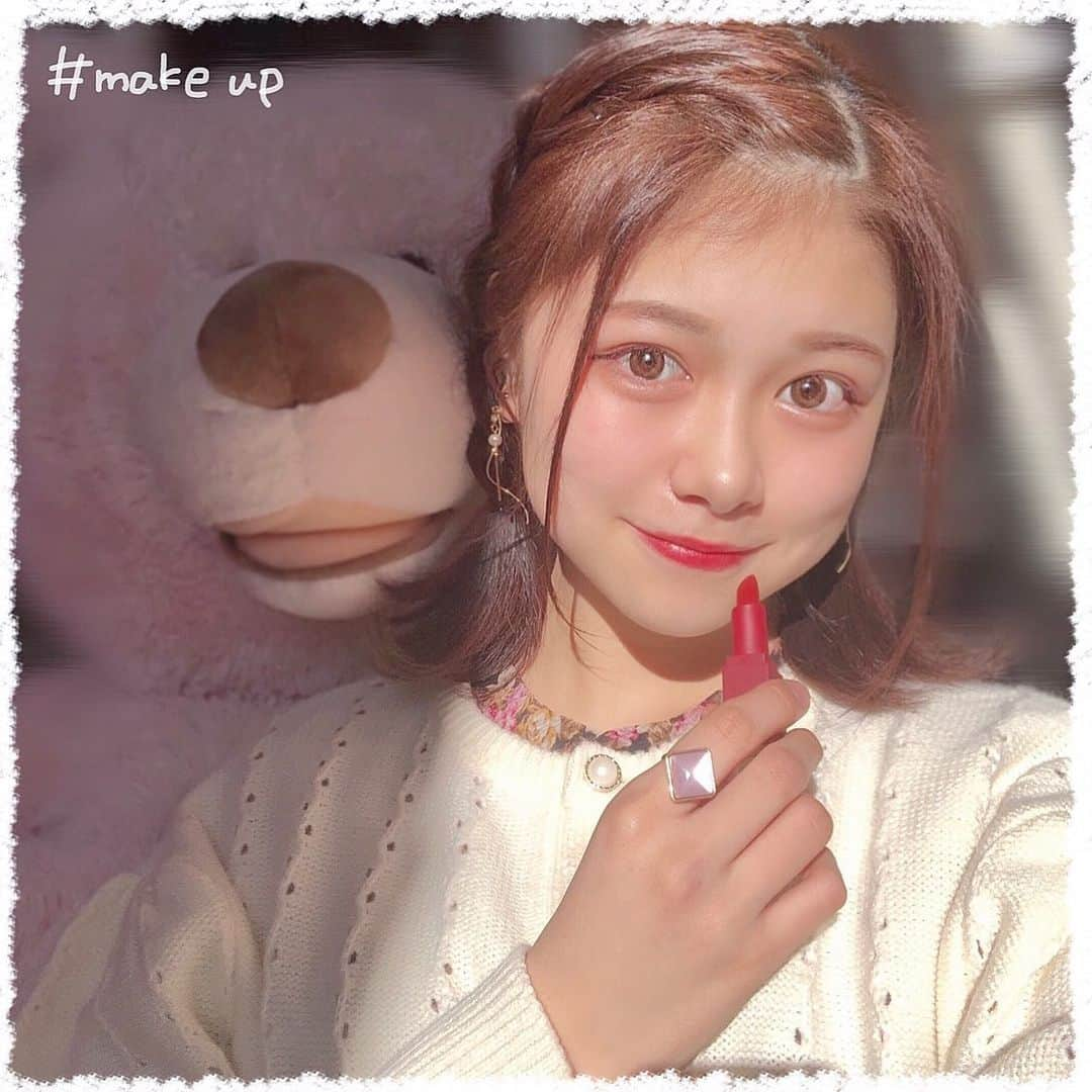 熊谷真里（まりくま）さんのインスタグラム写真 - (熊谷真里（まりくま）Instagram)「． ． ばんくま🧸🎀 ． ． 珍しく赤リップな日 ！ トレンドカラーで大人っぽくもなるね ＾＾ Popteen2月号の付録だよ 💋 Honey Cinnamonさんとのコラボアイテム！ ． ． 肩からはくまさんがひょっこりしておられます🤫🧸 ． ． そして今月号のアンケートのご協力もよろしくお願いします🙇‍♀️🤍 ． ． ． いつもいいね＆コメント有難うございます🧸🎀 ． ．  #まりくま #まりくま進化計画 #Popteen #Popteen2月号 #POP #手書き加工 #手書き #ljk #jk #jkブランド #Instagram #instagood #instalike #付録 #付録コスメ #付録メイク #赤リップ #編み込みアレンジ #編み込み #ボブアレンジ」1月2日 16時58分 - maritsupe0208