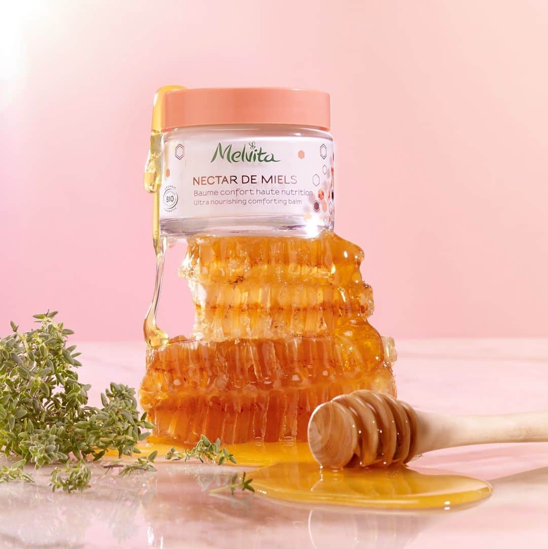 Melvita Officialのインスタグラム：「Connaissez-vous le miel de thym bio ?  🍯 Il répare et régénère naturellement les peaux sèches à très sèches 🍯 Il possède une action antibactérienne 🍯 Il protège la peau des agressions extérieures  Vous le saviez ?  #Melvita #NectarDeMiels #BaumeConfortHauteNutrition #miel #cleanbeauty #cocooning #dryskincare #beautebio #thym #peausensible」