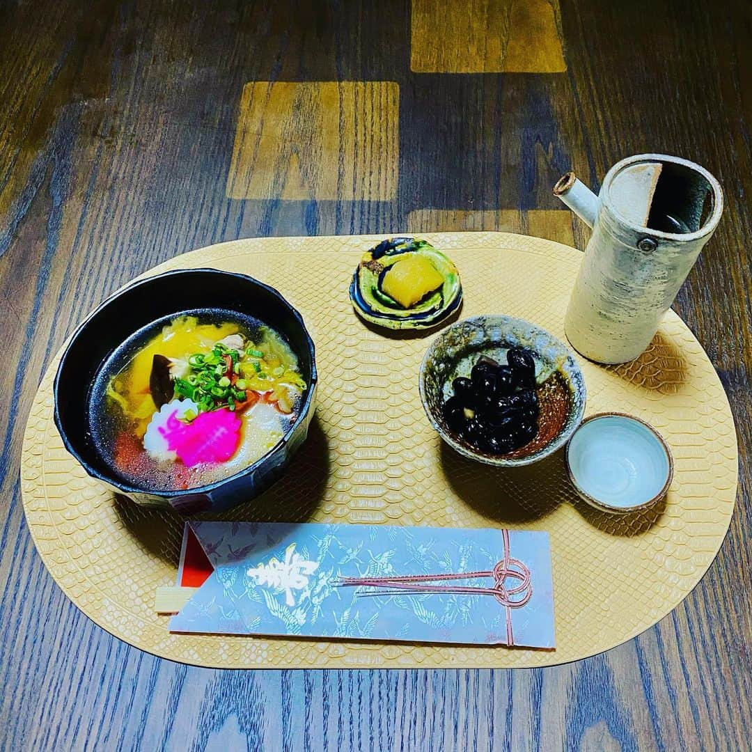 島谷ひとみさんのインスタグラム写真 - (島谷ひとみInstagram)「🎍おせち🎍  女３人がそれぞれ何品かづつ作っての共作🍱🥢  会えないおばあちゃんには、愛をお重に詰めて♡  それを、父がウーバーイーツ🎁  お正月や、行事の形が変わりますね😌  祖母にとってはこんなにも寂しいお正月は、初めてだろうな。  切ないお正月でもあります。  しかし、  やっぱり手作りは美味しい❣️  黒豆は、祖母もみーんな作ってて誰のが美味しいか選手権になりましたw  私は審査員( ✌︎'ω')✌︎  末っ子の特権✌️  ある意味、こんなお正月らしいこと初めてです。  もう少しお正月気分味わいます🍶  #おせち #日本の習わし #大切に伝承するべきもの #残すべきもの #伝えていくべきもの #習うべきもの #私の豊かな暮らしごと #正月 #ガキ使笑ったw #嵐いっぱい観た #素晴らしい楽曲ばかり #島谷製作所 #休み #島谷ひとみ」1月2日 17時00分 - shimatani_hitomi_official