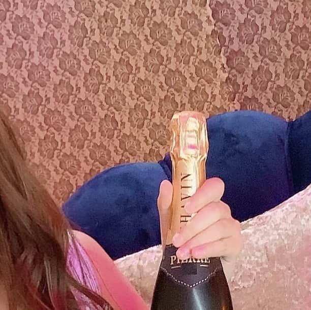 緑川みやびのインスタグラム：「お正月は寝正月かな？ 何もすることないので 断捨離してます  大晦日にも断捨離したけど 究極を目指してさらに断捨離中🐷  #av女優  #女優　 #グリッド投稿  #アダルト  #adult  #セクシー  #ファッション　 #緑川みやび  #ファビュラス  #グラマラス  #fashion  #fabulous  #sexy #dress #ポートレート  #お洒落さんと繋がりたい  #instagood  #instalike  #like4like  #followme  #ファッション  #ootd  #beauty #instabeauty  #instafashion  #model  #style  #focus  #color  #art」