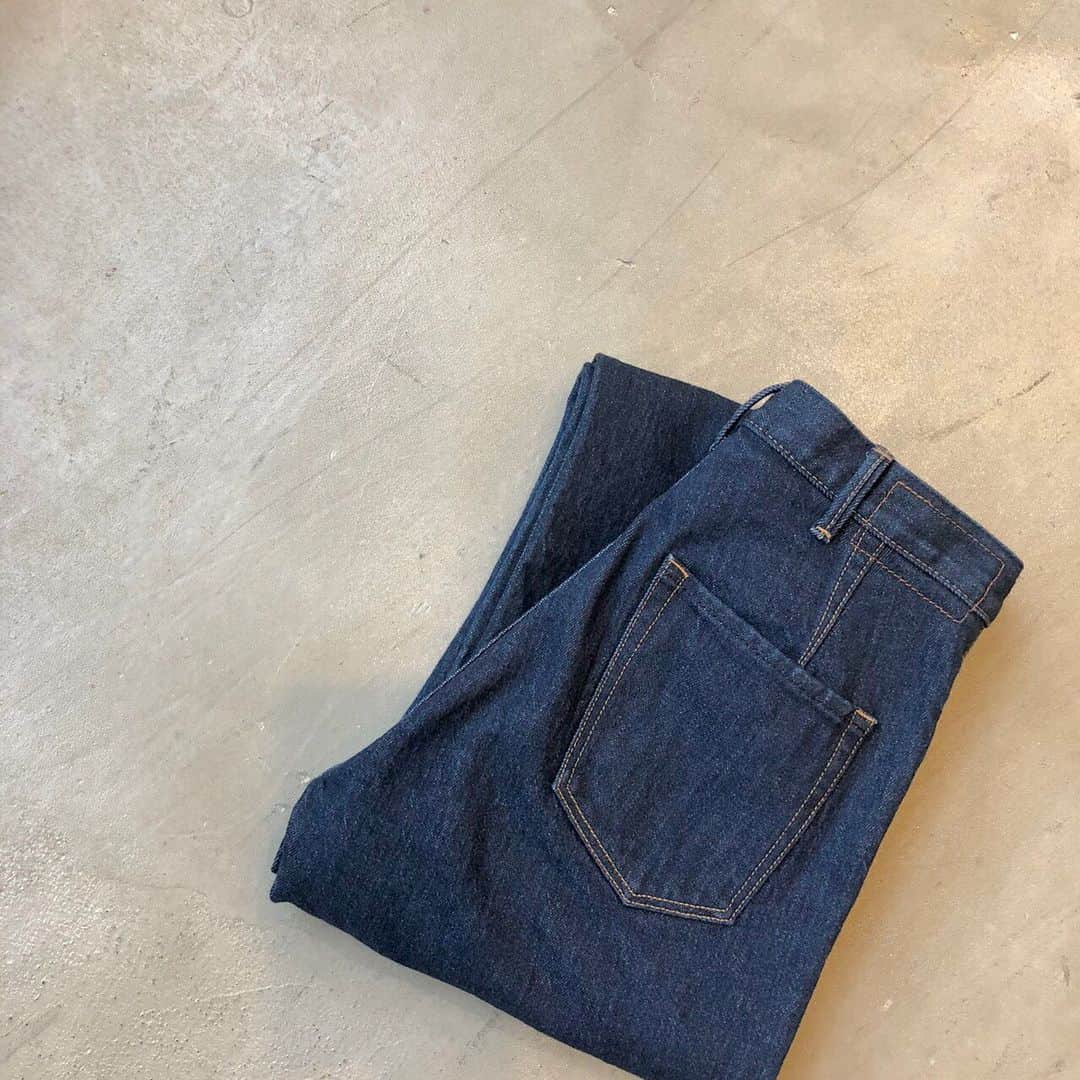 Moname Official Instagramのインスタグラム：「. 濃色のストレートシルエット。 これから冬に使えるカラーです！ 後ろ姿も美尻にみせてくれます✨ . Straight No.41193007 Color. RIN ¥15,000 +tax . #moname #モナーム#デニムコーデ #denim #fashion #ootd #デニム #デニム女子 #パンツ #カジュアルコーデ #シンプルコーデ #着回しコーデ #今日のコーデ#パンツスタイル#着画 #ラフコーデ #ストレート#高見えコーデ #着回し  #パリジェンヌ #パリジャン #大人女子#ストレートデニム #エクリュ#パイソン柄  #美尻#大人かわいい#大人カジュアル」