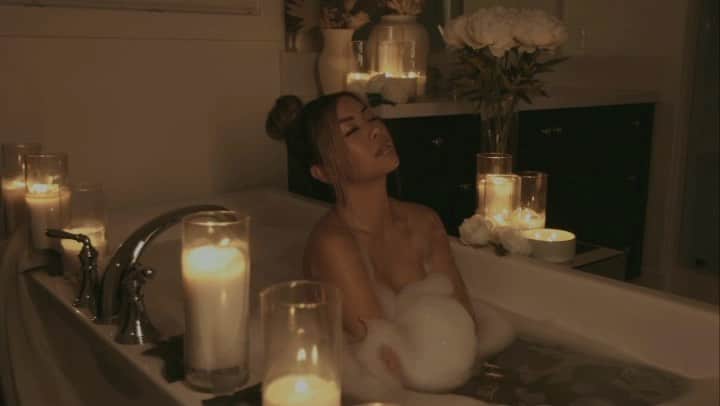リアン Vのインスタグラム：「All the feels 🛁🕯 Watch full Music Video 😍 Link in bio! ✨This video is dedicated to YOU! 😘」