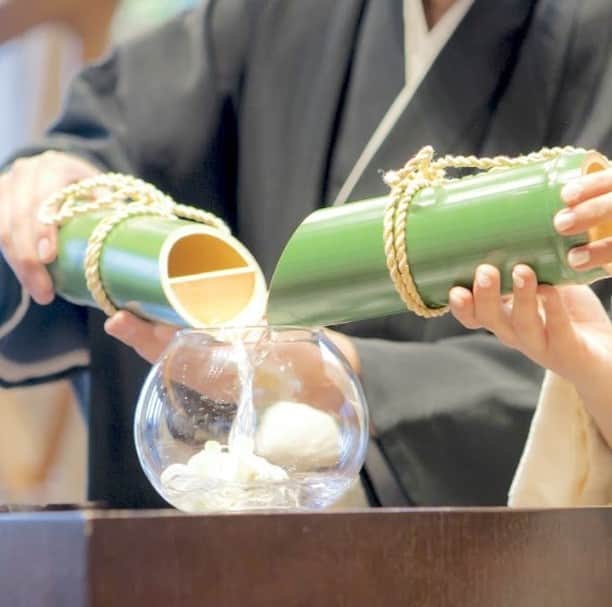KIYOMIZU京都東山 公式さんのインスタグラム写真 - (KIYOMIZU京都東山 公式Instagram)「. 人前式で人気の演出の1つが水合わせの儀＊ おふたりの実家の水を汲んできて、  ひとつの杯に注ぎ合わせるという、 古来からある儀式です♡ . ---------------------- . @kiyomizu_kyoto_higashiyama をフォローし 【#kiyomizu京都東山】で検索してくださいね❖ . #スタイルズ花嫁  #KIYOMIZU京都東山  #kiyomizu花嫁  #ブライダルハウスtutu  #シェアーズヘアメイク #wedding #ウェディングレポ #チャペル #ブライダルフェア #プレ花嫁 #卒花 #結婚式 #結婚式場 #結婚式準備 #京都 #京都花嫁 #関西花嫁 #京都婚 #令和花嫁  #大人花嫁 #DRESSY花嫁  #演出 #挙式 #ウェディングフォト #水合わせの儀 #和婚 #人前式 #挙式レポ #和装」1月2日 17時09分 - kiyomizu_kyoto_higashiyama