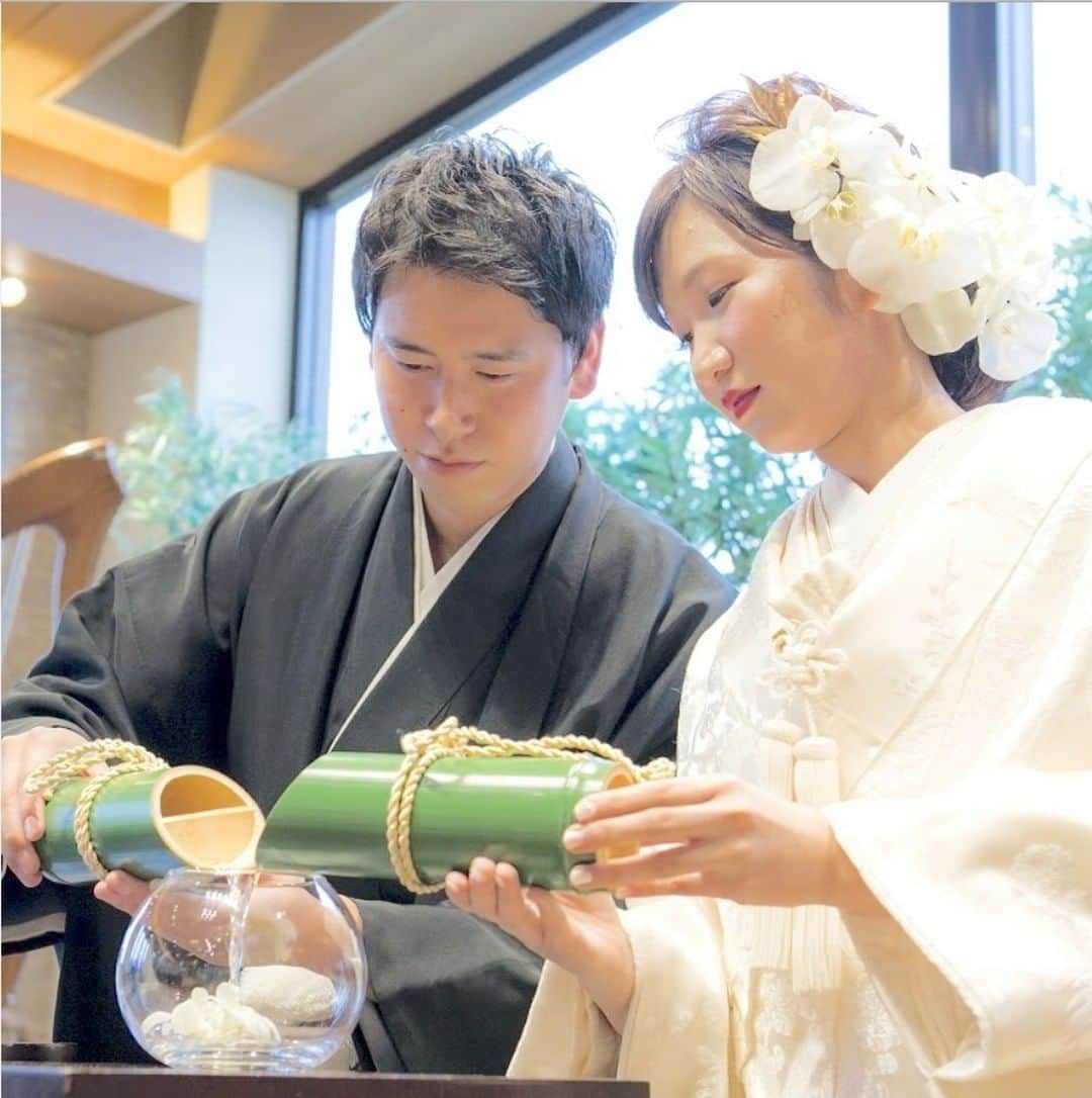 KIYOMIZU京都東山 公式さんのインスタグラム写真 - (KIYOMIZU京都東山 公式Instagram)「. 人前式で人気の演出の1つが水合わせの儀＊ おふたりの実家の水を汲んできて、  ひとつの杯に注ぎ合わせるという、 古来からある儀式です♡ . ---------------------- . @kiyomizu_kyoto_higashiyama をフォローし 【#kiyomizu京都東山】で検索してくださいね❖ . #スタイルズ花嫁  #KIYOMIZU京都東山  #kiyomizu花嫁  #ブライダルハウスtutu  #シェアーズヘアメイク #wedding #ウェディングレポ #チャペル #ブライダルフェア #プレ花嫁 #卒花 #結婚式 #結婚式場 #結婚式準備 #京都 #京都花嫁 #関西花嫁 #京都婚 #令和花嫁  #大人花嫁 #DRESSY花嫁  #演出 #挙式 #ウェディングフォト #水合わせの儀 #和婚 #人前式 #挙式レポ #和装」1月2日 17時09分 - kiyomizu_kyoto_higashiyama