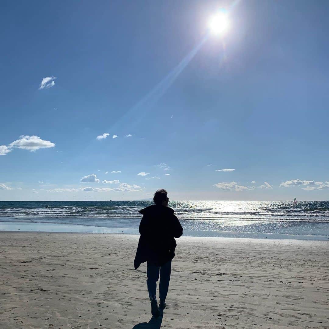 萩原章太のインスタグラム：「あけましておめでとうございます🎍☀️ 新年の挨拶は毎年　海に感謝の気持を伝えにいってる🌊🐄 本年もどうぞ宜しくお願い致します😌  #2021#丑年#年男」