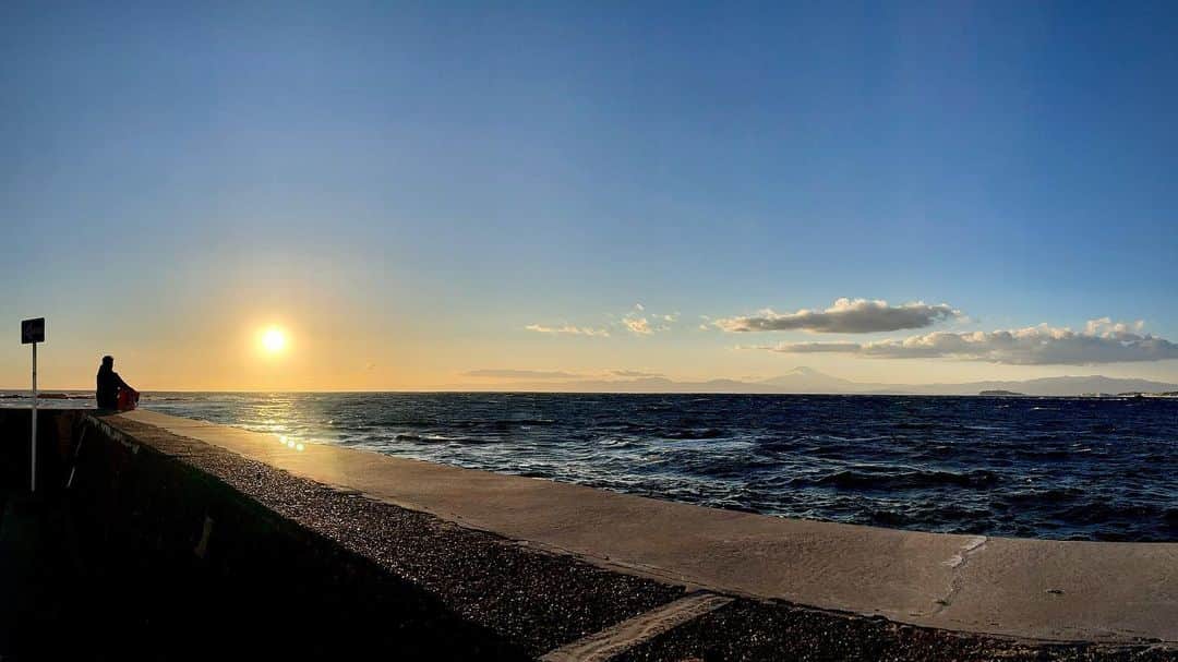林信行のインスタグラム：「#Sunset in #Hayama / #MoritoShrine 2/365 of 2021」