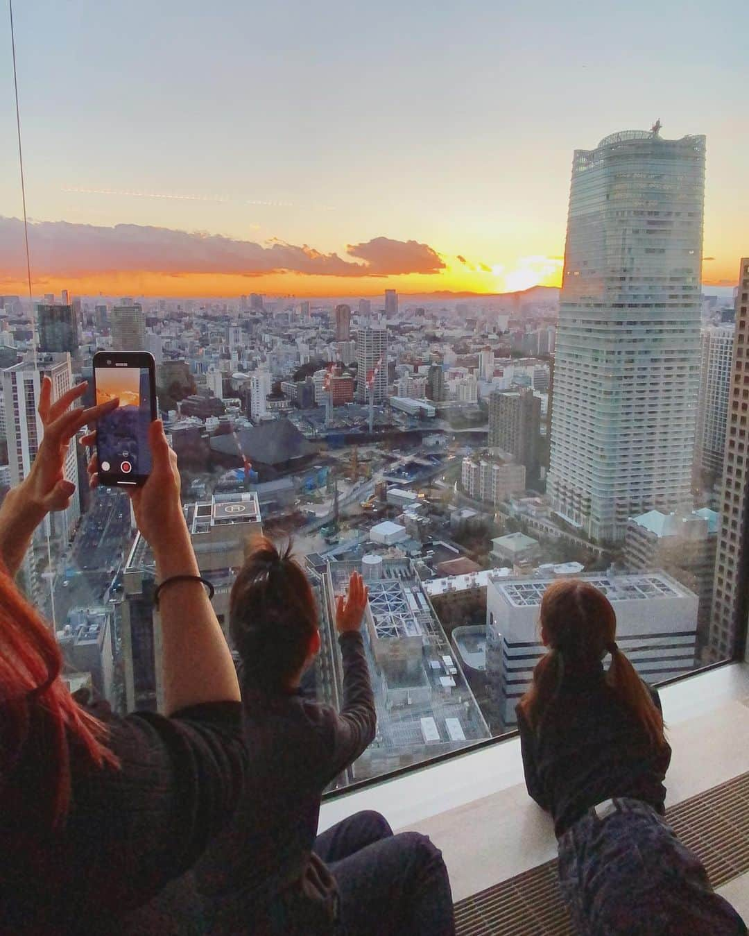 雅-MIYAVI-さんのインスタグラム写真 - (雅-MIYAVI-Instagram)「Happy new year from the #Ishiharas!   2020 was a tough one but also it taught us many things.   Just have fun to the fullest with even small little things around us and don’t forget appreciation that we are all living at this moment.   Let’s make 2021 a good one.   p.s. By the way, our new baby boy is coming very soon and gotta decide his name. Any cool idea? Lol   あけましておめでとう！！！！  ２０２０年は大変な年でしたが、逆にたくさんのことを教えてくれた年でもありました。  身の回りの、どんなささいなことでも、まず、めいっぱい楽しむこと、そして「ありがとう」感謝を忘れずに  ２０２１年、みんなでがんばって良い年にしよう！  P.S. 我が家にもうすぐ新しいベイビーがやってきます。ベイビーの名前考えなきゃ！良いアイデアあれば募集します（笑）」1月2日 17時21分 - miyavi_ishihara