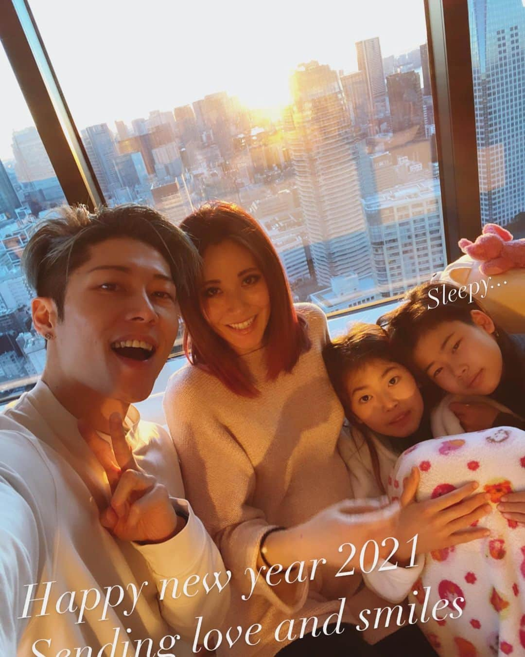 雅-MIYAVI-さんのインスタグラム写真 - (雅-MIYAVI-Instagram)「Happy new year from the #Ishiharas!   2020 was a tough one but also it taught us many things.   Just have fun to the fullest with even small little things around us and don’t forget appreciation that we are all living at this moment.   Let’s make 2021 a good one.   p.s. By the way, our new baby boy is coming very soon and gotta decide his name. Any cool idea? Lol   あけましておめでとう！！！！  ２０２０年は大変な年でしたが、逆にたくさんのことを教えてくれた年でもありました。  身の回りの、どんなささいなことでも、まず、めいっぱい楽しむこと、そして「ありがとう」感謝を忘れずに  ２０２１年、みんなでがんばって良い年にしよう！  P.S. 我が家にもうすぐ新しいベイビーがやってきます。ベイビーの名前考えなきゃ！良いアイデアあれば募集します（笑）」1月2日 17時21分 - miyavi_ishihara