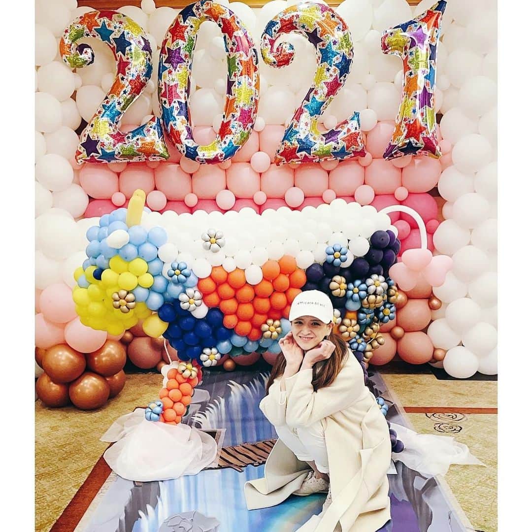 のインスタグラム：「2021年も運気アゲルぞ〜❗️🇯🇵💪⤴️ @royalparkhotel.tokyo   ロイヤルパークホテル東京さんのロビーには、巨大な天の川をイメージしたシャンデリアがあります🌌✨   これをシンボルマークに「365日願い事が叶うホテル」とも言われ、季節に添った装飾が一年中施されています。  🎍お正月は、天の川に大凧が舞う〜🌌‼️  コレを見ようと天井を見上げるでしょ？ その姿勢って、実は身体にも良いと思うの。グィッと首を伸ばして キラキラ天の川の壮大なスケールを感じていると なんだか運も気もアガリそう✨💖💪⤴️  必ずアガル‼️ 日々そう思って過ごす事も大事だなって思っています😉💕  2日間限定でしたが、昔懐かし縁日も開催されていて伺いました。 もちろん、安全対策や密を避けた配慮も万全に、古き良き和みの空間♡  皆さま 縁日でお好きな食べものございますか？ わたし 🌰天津甘栗と🐙タコ焼き〜♡ 甘いのは ベビーカステラ、チョコバナナも好き〜🍫🍌  ホテル特製のイラスト描いてくださるホットケーキも🥞おいしそうでした♡  あまり 長くは おれなかったですが、 キラキラ天の川や、日本酒の大酒樽を見上げて元気をチャージ！  今年、これから、色々厳しい状況になっても笑顔とパワーで進むぞ〜 ‼️  縁日は2日までですが、店内装飾はまだございます。お正月限定のアフタヌーンティーやお料理もございますよ♡ 🔻 https://www.rph.co.jp/m/  。。。 Special Thanks🙏✨ @royalparkhotel.tokyo  @sasa1_taka4   #ロイパスイーツ#ロイパ東京#ロイヤルパークホテル #ホテル#365日願いが叶うホテル #天の川#里井真由美#モンブランの世界#栗#和栗#栗スイーツ#モンブラン#里井真由美#里井ワグリーナ真由美#ワグリーナ#ワグリーナ真由美#japan#アフタヌーンティー#零食#さといいね#스위트#ありが糖運動#まゆログ#甜食#着物#フードジャーナリスト里井真由美#断面モンブラン#kimono#kimonostyle」