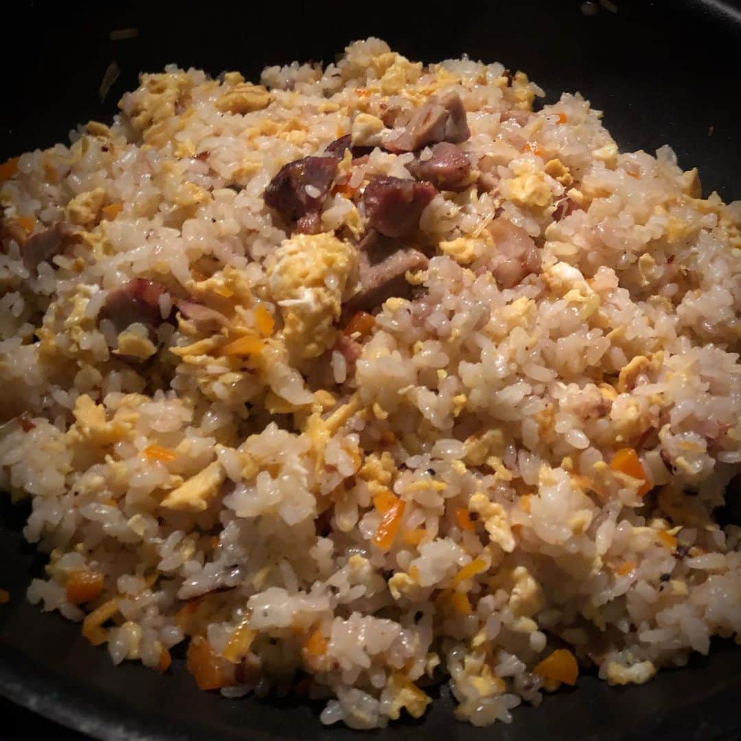 のインスタグラム：「お正月でも 炒飯食べたくなっちゃう 中学生の息子。 よくわかるよ。 その気持ち💓💪 ・ 実家から届いた 焼豚の端を使っての炒飯😋 ・ いつもありがとう✨ 今日も美味しくいただきます🙏❤️ ・ ・ #2021.1.2 #炒飯 #😋 #東京」