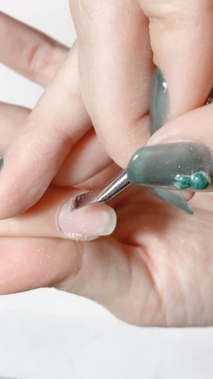 なかやまちえこのインスタグラム：「メタルプッシャーで甘皮ケアします。⠀ cuticle clean✨⠀ ⠀ PREGEL・Betty gel・きまぐれキャット・PREANFA・PREXY商品は、ネイリストの方は↓ ⠀ プリモール @nail_premall ⠀ http://gelnailshop.com/ ⠀ ⠀ キャンディポケット @candypocket_official ⠀ http://www.beautysupport.jp/sm/script_main/shoptop.php ⠀ ⠀ セルフの方は↓ ⠀ ジョイアート @joyartofficial ⠀ http://joyart.biz/ ⠀ ⠀ にて購入頂けます☺️⠀⠀ ⠀ #nail #nails #nailart #ネイル #美甲 #ネイルアート  #japanesenailart #manucure #japanesenails #manicurist #gelnails #أظافر #네일아트 #미용 #vẽmóng #ngườiđẹp  #เพ้นท์เล็บ #искусствоногтя #artedeuñas #เพ้นท์เล็บเจล #ジェルネイルデザイン #ネイルデザイン #senikuku #nagelkunst @pregelofficial」