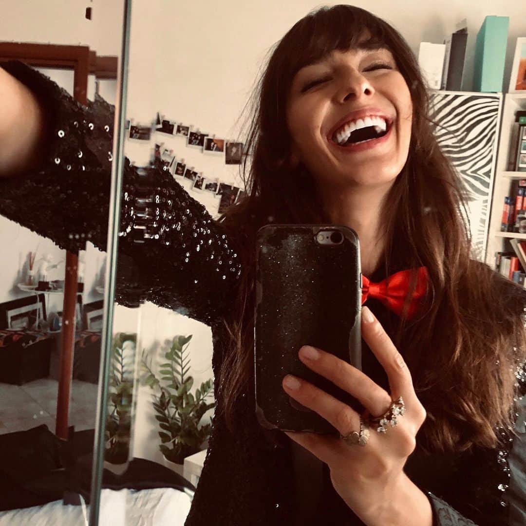 Stella Egittoのインスタグラム：「Ci voglio vedere così :  (ma anche un po’ meglio eh 😅) Grati, autoironici, caotici e colorati.  Che sia un 2021 di pienezza amici. #welcome2021」