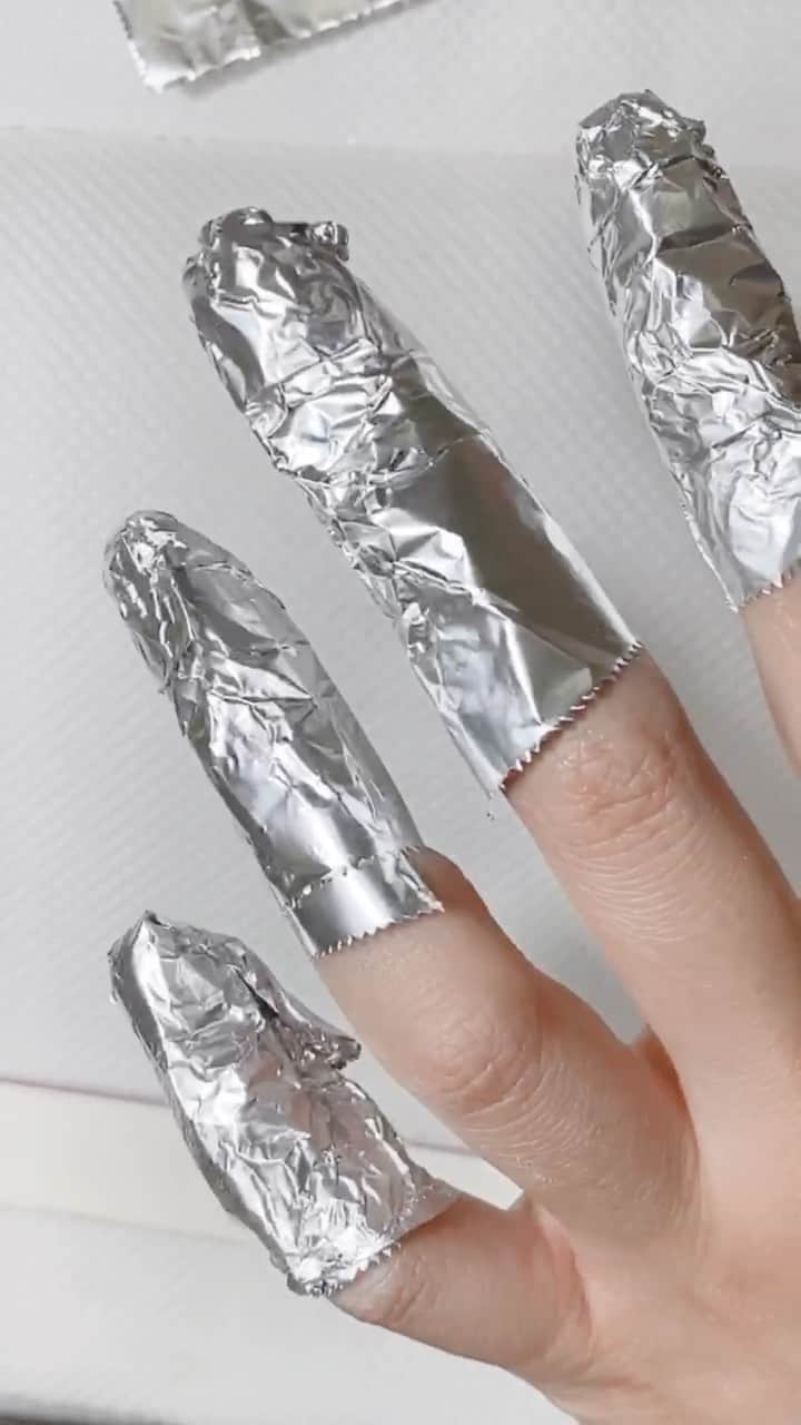 なかやまちえこのインスタグラム：「手削りオフ。remove gel.⠀ ⠀⠀ PREGEL・Betty gel・きまぐれキャット・PREANFA・PREXY商品は、ネイリストの方は↓ ⠀ プリモール @nail_premall ⠀ http://gelnailshop.com/ ⠀ ⠀ キャンディポケット @candypocket_official ⠀ http://www.beautysupport.jp/sm/script_main/shoptop.php ⠀ ⠀ セルフの方は↓ ⠀ ジョイアート @joyartofficial ⠀ http://joyart.biz/ ⠀ ⠀ にて購入頂けます☺️⠀⠀ ⠀ #nail #nails #nailart #ネイル #美甲 #ネイルアート  #japanesenailart #manucure #japanesenails #manicurist #gelnails #أظافر #네일아트 #미용 #vẽmóng #ngườiđẹp  #เพ้นท์เล็บ #искусствоногтя #artedeuñas #เพ้นท์เล็บเจล #ジェルネイルデザイン #ネイルデザイン #senikuku #nagelkunst @pregelofficial」