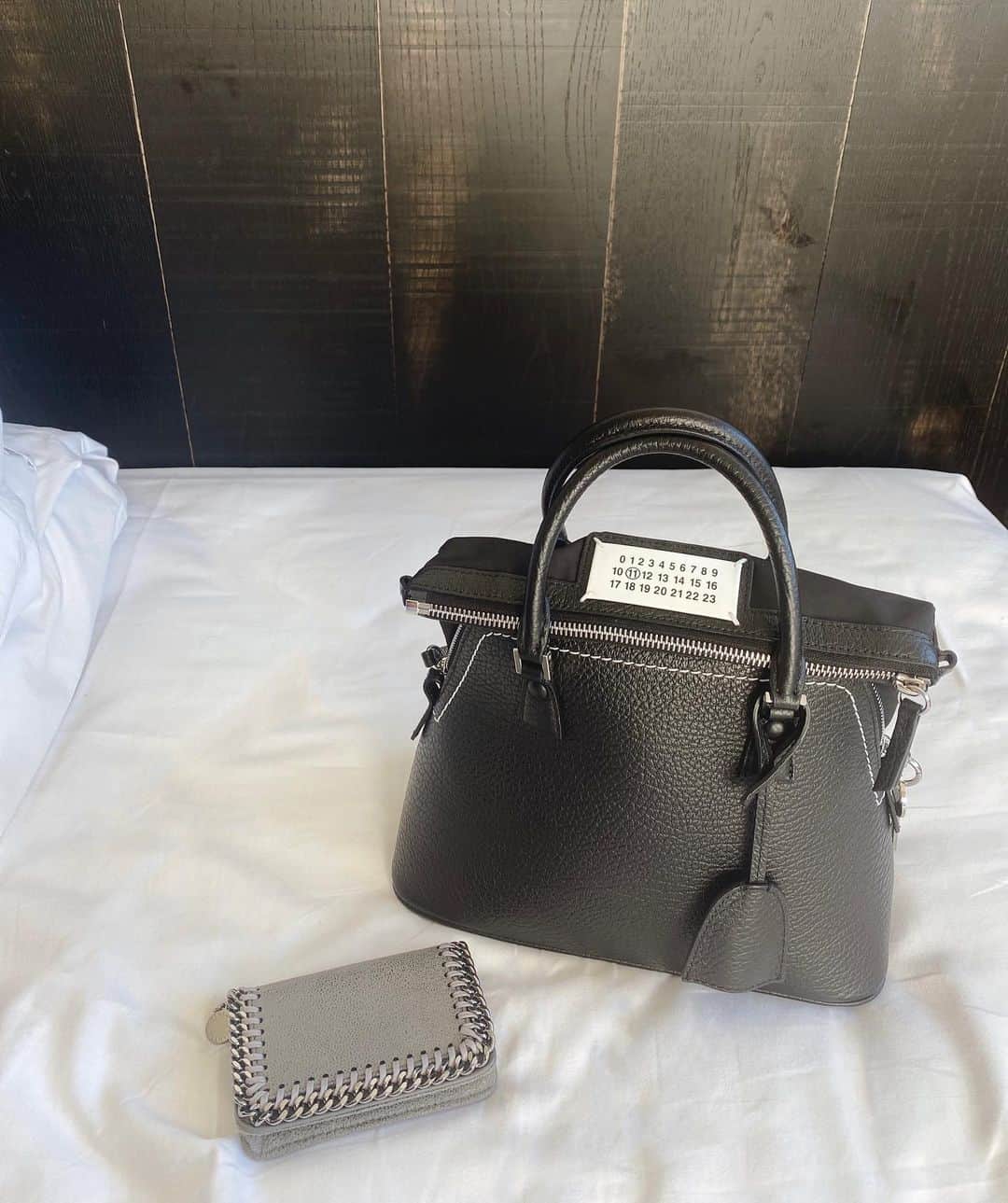 森山菜々のインスタグラム：「.﻿ 2020年頑張った自分に👜👏🏽﻿ 来年も仕事頑張るために奮発👐🏽💫ひぃ〜﻿ 🏷 @maisonmargiela 5AC ミニバッグ﻿ ﻿ ﻿ さぁ、2021年きもち新たにがんばりますか🌼﻿ #maisonmargiela﻿ #stellamccartney﻿」