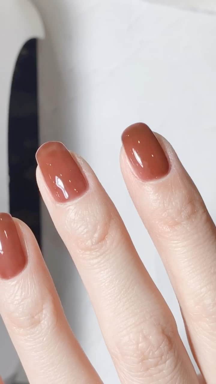 なかやまちえこのインスタグラム：「1/23発売のPREGEL MUSE 新色モードクリムソン（S350）を塗ります✨⠀ Releas on 1/23 , PREGEL MUSE new color！ ⠀ PREGEL・Betty gel・きまぐれキャット・PREANFA・PREXY商品は、ネイリストの方は↓ ⠀ プリモール @nail_premall ⠀ http://gelnailshop.com/ ⠀ ⠀ キャンディポケット @candypocket_official ⠀ http://www.beautysupport.jp/sm/script_main/shoptop.php ⠀ ⠀ セルフの方は↓ ⠀ ジョイアート @joyartofficial ⠀ http://joyart.biz/ ⠀ ⠀ にて購入頂けます☺️⠀⠀ ⠀ #nail #nails #nailart #ネイル #美甲 #ネイルアート  #japanesenailart #manucure #japanesenails #manicurist #gelnails #أظافر #네일아트 #미용 #vẽmóng #ngườiđẹp  #เพ้นท์เล็บ #искусствоногтя #artedeuñas #เพ้นท์เล็บเจล #ジェルネイルデザイン #ネイルデザイン #senikuku #nagelkunst @pregelofficial」