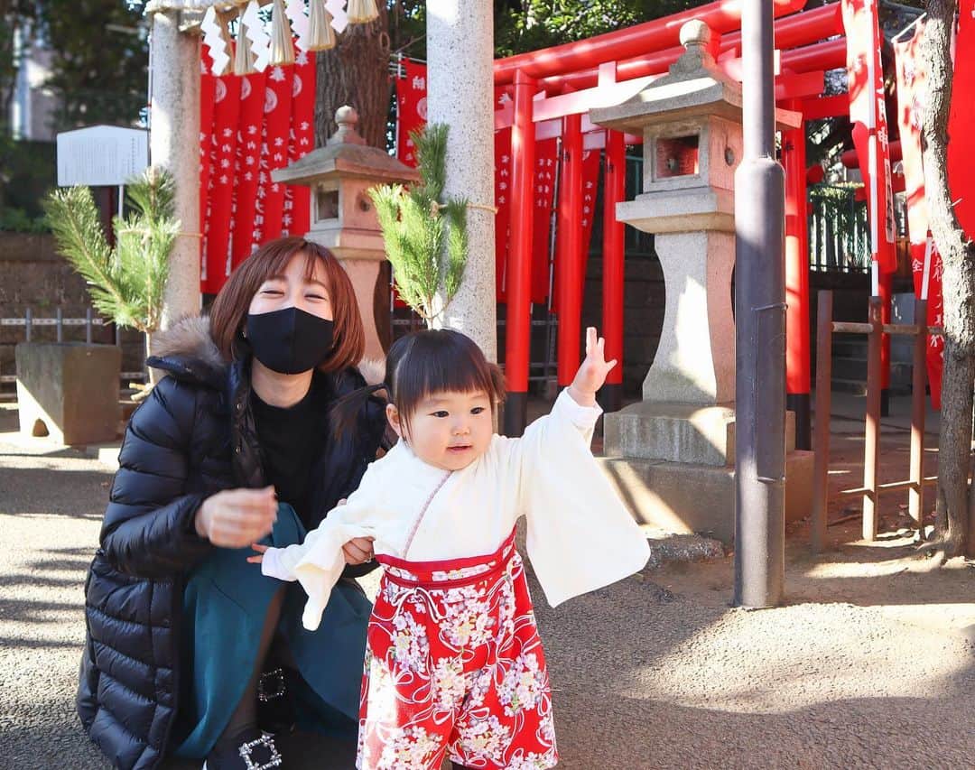 DJ YURiAのインスタグラム：「⛩⛩⛩  今日は初詣へ。 ﻿ 娘は初節句で着た袴を👘﻿ あの時は丈がだいぶ長かったのに﻿🥺 ﻿ ﻿ 昨年までは1番近所が神田明神で﻿ 毎年すんごい大行列だったのですが﻿ 今年はのんびりゆっくりと参拝🙏🏻﻿ ﻿ ﻿ おみくじは私と夫は吉、﻿ 娘は大吉でした🙆🏻‍♀️✨﻿ ﻿ ﻿ 明日は何しようかな、、、﻿ もうすることなくなったなぁ🙈﻿ ﻿ ﻿ ﻿ #初詣﻿ #お正月﻿ #誰に手を振ってるの  #2021﻿」