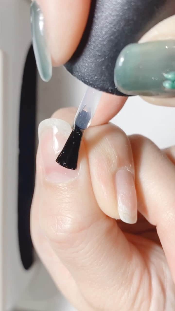 なかやまちえこのインスタグラム：「プレパレーション〜ベースジェル⠀ preparation〜Apply a base gel. ⠀ ⠀  ※YouTubeに全編UPしております。  PREGEL・Betty gel・きまぐれキャット・PREANFA・PREXY商品は、ネイリストの方は↓ ⠀ プリモール @nail_premall ⠀ http://gelnailshop.com/ ⠀ ⠀ キャンディポケット @candypocket_official ⠀ http://www.beautysupport.jp/sm/script_main/shoptop.php ⠀ ⠀ セルフの方は↓ ⠀ ジョイアート @joyartofficial ⠀ http://joyart.biz/ ⠀ ⠀ にて購入頂けます☺️⠀⠀ ⠀ #nail #nails #nailart #ネイル #美甲 #ネイルアート  #japanesenailart #manucure #japanesenails #manicurist #gelnails #أظافر #네일아트 #미용 #vẽmóng #ngườiđẹp  #เพ้นท์เล็บ #искусствоногтя #artedeuñas #เพ้นท์เล็บเจล #ジェルネイルデザイン #ネイルデザイン #senikuku #nagelkunst @pregelofficial」