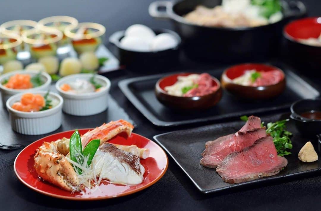 ANA CROWNE PLAZA NARITAのインスタグラム：「. 年末年始ディナービュッフェは明日1/3まで開催🌅 . 新年を様々なメニューで彩ります✨ . ご予約・詳細はこちら▽ https://www.anacrowneplaza-narita.jp/restaurant/ceres/menu/detail/?id=80&c=dinner . ◆お客様の安全・安心と感染症拡大防止を最優先として以下の取り組みを実施いたしております◆  ・店舗入口には、発熱や咳など異常が認められる場合は店内飲食をお断りさせていただいております。 ・お客様の入店時に検温をお願いしております。 ・店舗入口には手指消毒用に消毒液を用意しております。 ・店舗入口及び、食事中以外はマスクの着用をお願いしております。 ・従業員はマスク着用を義務付けております。 ・飛沫感染・接触感染を防止するために席数を減少して十分な間隔をとったテーブルレイアウトにしております。 ・店内が混み合う場合は入店を制限しております。 ・お客様が入れ替わる都度、テーブルを消毒しております。 ・お支払い、受け渡し時はキャッシュトレーを使用いたします。 . ホテル公式Facebook▽ https://m.facebook.com/anacrowneplaza.narita . ホテル公式Instagram▽ https://www.instagram.com/anacrowneplaza_narita/ . ホテル公式LINE▽ https://lin.ee/1uofs8ueK」