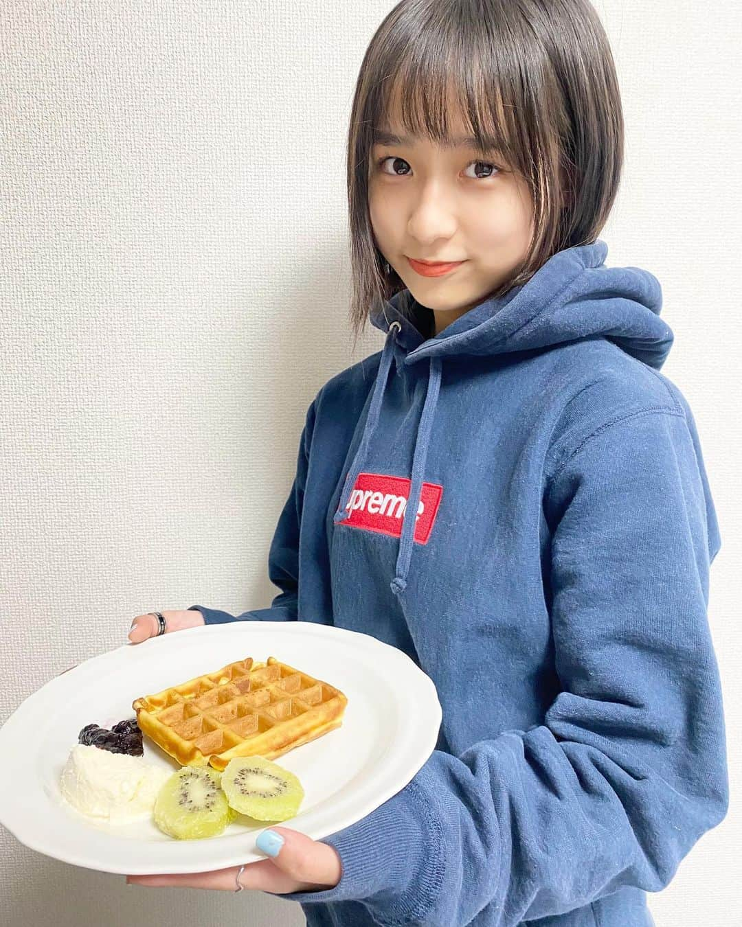 佐藤ひなたさんのインスタグラム写真 - (佐藤ひなたInstagram)「・ ・ お昼にワッフルつくったンゴ(๑ ́ᄇ`๑)   ちょっと洒落乙な雰囲気出してみた笑  そしておせち！  どれも美味しすぎた(✽´ཫ`✽)まみー!!  数の子はひなも一緒に仕込みしたんよ☺︎  みんなはおせちの中で何が好き？  ひなが好きな中でも特に好きなのは  数の子とローストビーフと林檎きんとん！  ひなのおうちはノーマルのきんとんじゃなくて  さつまいもと林檎のきんとんなの！  コンポートした果実がごろっと入ってるから  めちゃうまなの！！٩(ˊᗜˋ*)و  #お正月 #ゆっくり #おうち時間 #ワッフル #おしゃれ #洒落乙 #雰囲気 #雰囲気女子 #2021 #手作り #おせち #おせち料理 #お手伝い #数の子 #ローストビーフ #林檎きんとん #きんとん #さつまいも #林檎 #アレンジ #黒豆 に #ゆず の飾り忘れちゃったって‼︎ #supreme #パーカー #ボックスロゴ #キューガルモデル #佐藤ひなた #ひな #ひなdays」1月2日 17時40分 - hinata_sato_official