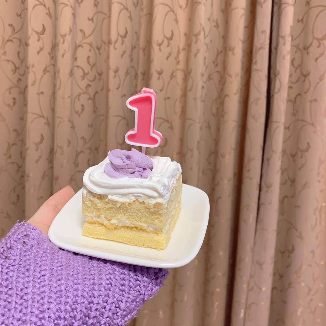 佐久間乃愛さんのインスタグラム写真 - (佐久間乃愛Instagram)「. シュガーと乃愛のハッピーバースデーしたよ🎂🎉 しゅーたん初めてのケーキ、お口にいっぱいにクリームつけながら美味しそうに食べてた🐶💓 乃愛のチョコケーキも美味しかったよん💗  #お誕生日ケーキ #おめでとう」1月2日 17時40分 - noa_sakuma