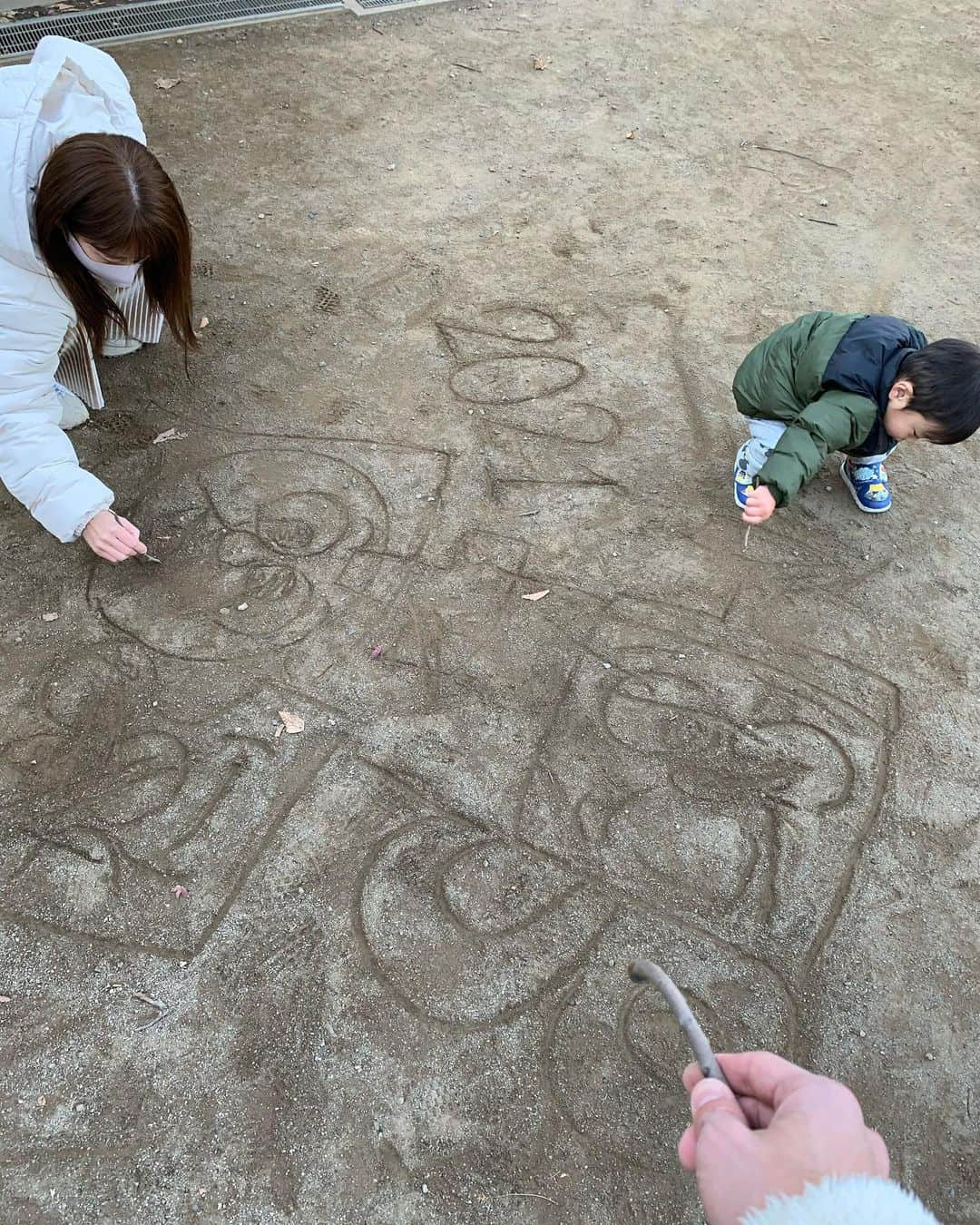 杉浦太陽さんのインスタグラム写真 - (杉浦太陽Instagram)「やっぱり公園が好きw  みんなで身体動かしてきましたー！  @sugiurataiyou_official  #公園好き #運動 #お絵描き #コアが #描いた側から踏んで消していきますw #やんちゃボーイ」1月2日 17時41分 - sugiurataiyou_official