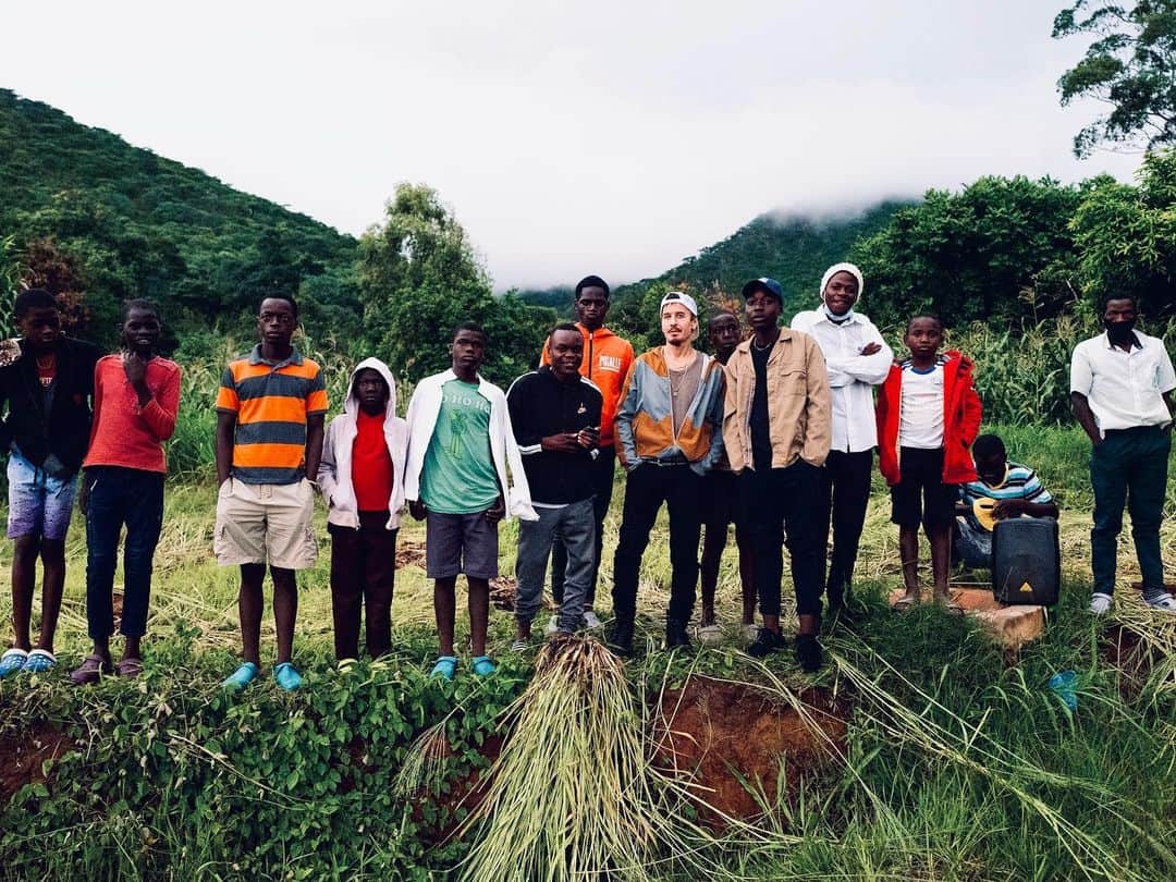 スティーヴン・クラインさんのインスタグラム写真 - (スティーヴン・クラインInstagram)「Visiting @Home of Hope”  Malawi, an orphanage supported by Madonna. @raisingmalawi  donate to support  Malawi.org/ @madonna」1月2日 17時42分 - stevenkleinstudio