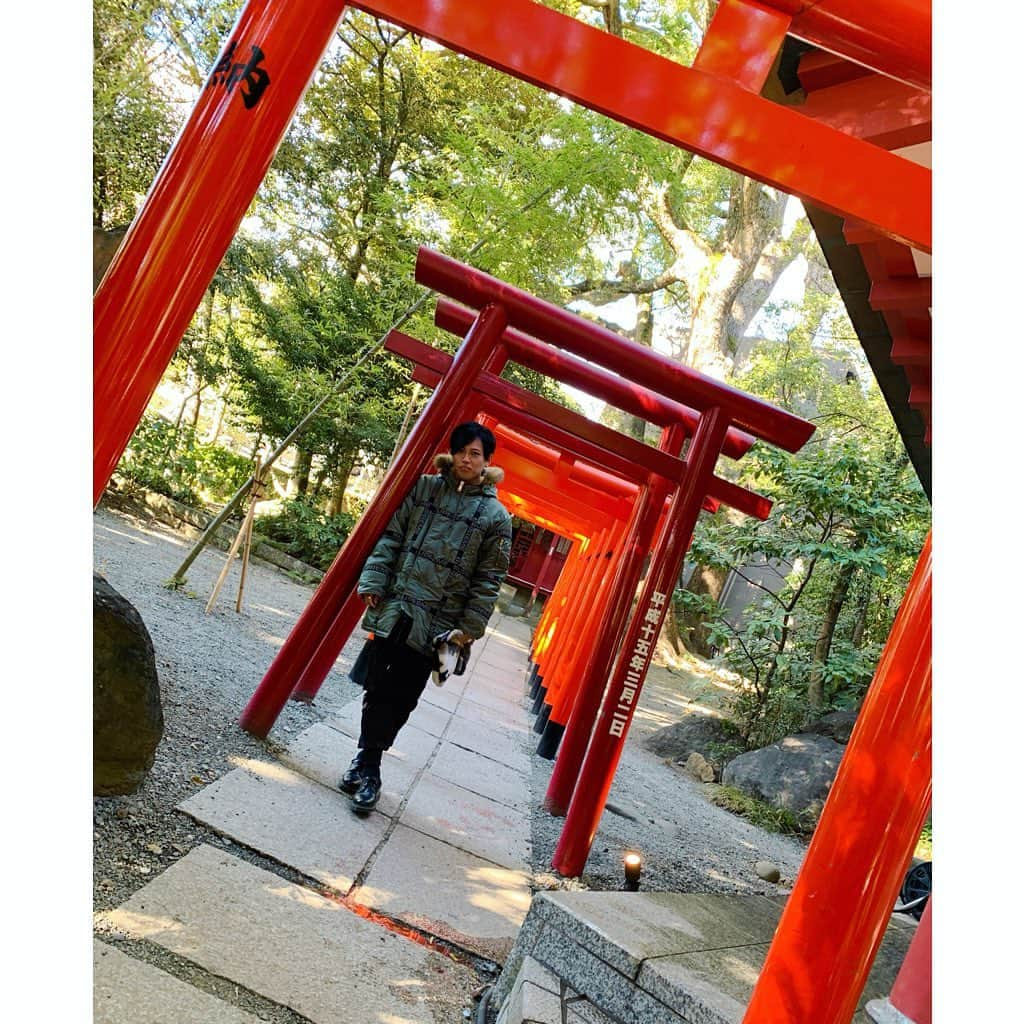 YASTIN さんのインスタグラム写真 - (YASTIN Instagram)「あけましておめでとうございます🎍 2021年、皆さん今年もよろしくお願いします！！  年始はカウントダウンからの熱海に行って来ました♫  #あけましておめでとう #あけおめ #2021年 #今年もよろしく #ことよろ #熱海 #来宮神社 #初日の出 #初詣 #初投稿 #寝癖 #寝正月 #カウントダウン #自粛 #ぶらり旅 #男子ツアー」1月2日 17時54分 - yastin0109