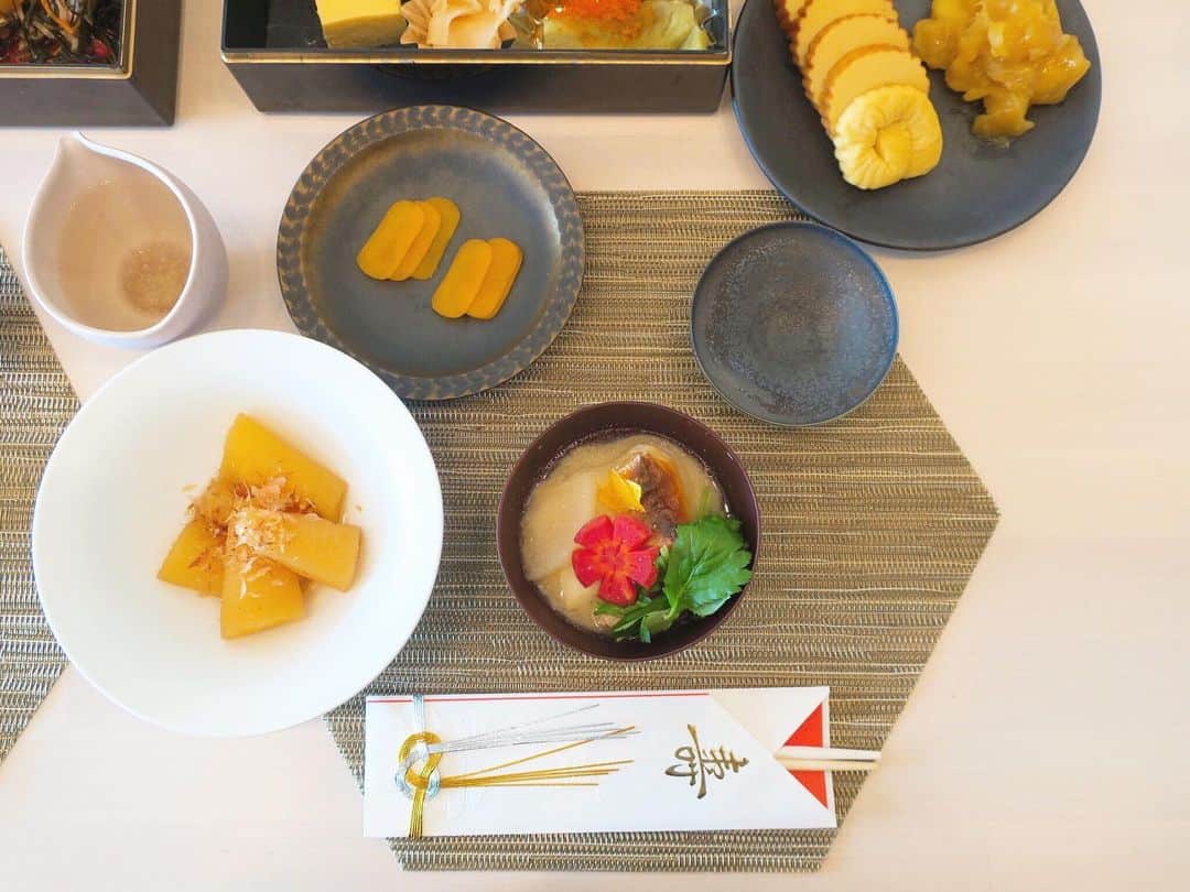 熊澤枝里子さんのインスタグラム写真 - (熊澤枝里子Instagram)「お雑煮がある日本のお正月🎍🇯🇵🌅 全国共通で同じ風習があって、しかもそれを楽しみに思える文化って素敵だな☺️✨  いろいろ大変な事はあれど、こうやって楽しみにして、それを享受できるのは幸せな事。  何があっても力強く進んでいくこと、その中からいい側面を見出してフォーカスしていこう と心に強く思わせてくれた2020年。  2021年はそれが試される年🙌✨  明るく楽しく前向きに😊💖  元旦はすまし汁のお雑煮 2日は白味噌のお雑煮 を食べました😋  ありがたや、ありがたや💖✨  みなさまにとって2021年がいい一年になりますように🌟」1月2日 17時53分 - kumazawa_eriko