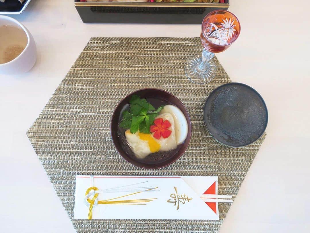 熊澤枝里子のインスタグラム：「お雑煮がある日本のお正月🎍🇯🇵🌅 全国共通で同じ風習があって、しかもそれを楽しみに思える文化って素敵だな☺️✨  いろいろ大変な事はあれど、こうやって楽しみにして、それを享受できるのは幸せな事。  何があっても力強く進んでいくこと、その中からいい側面を見出してフォーカスしていこう と心に強く思わせてくれた2020年。  2021年はそれが試される年🙌✨  明るく楽しく前向きに😊💖  元旦はすまし汁のお雑煮 2日は白味噌のお雑煮 を食べました😋  ありがたや、ありがたや💖✨  みなさまにとって2021年がいい一年になりますように🌟」